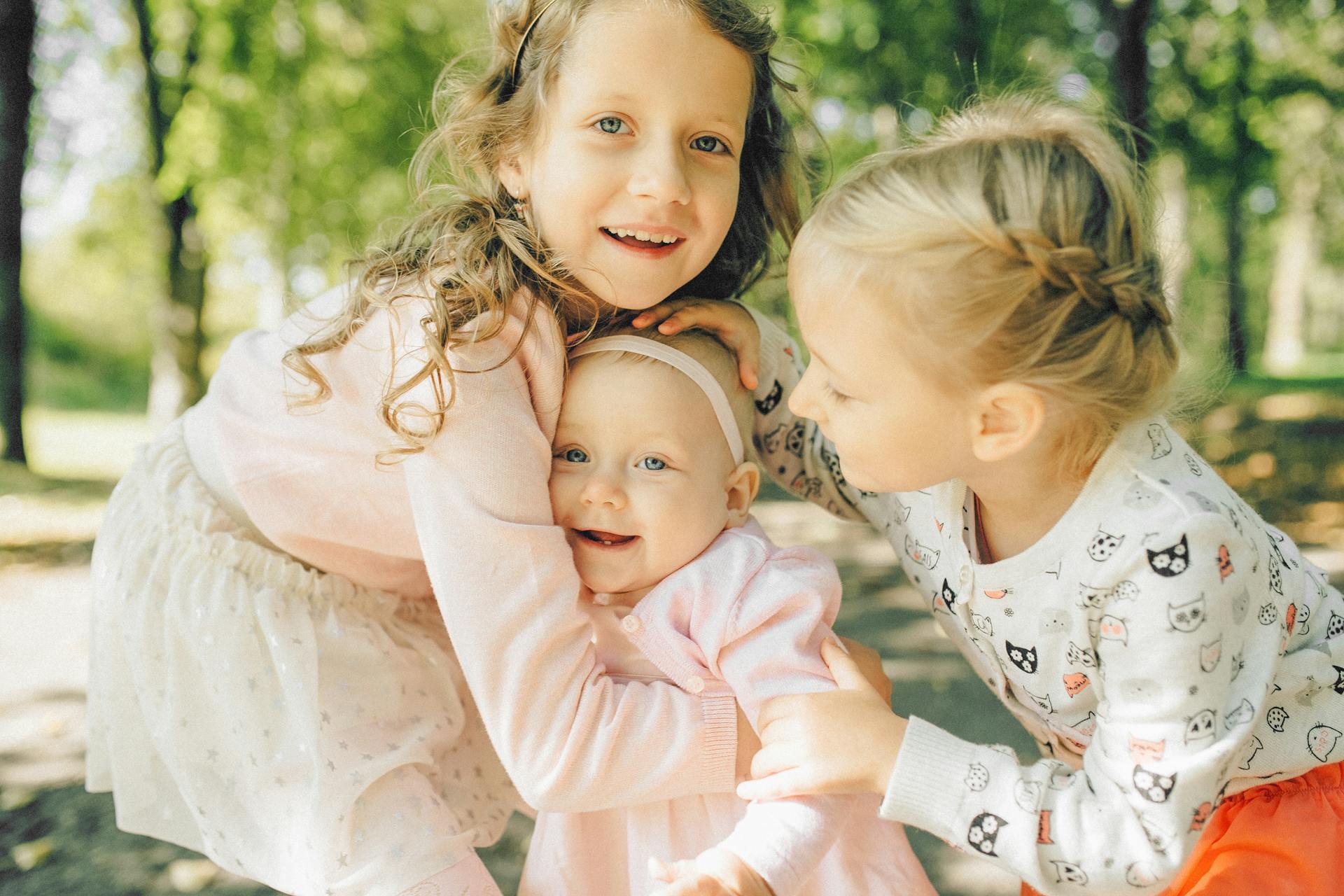 Hermanos felices jugando juntos | Fuente: Pexels