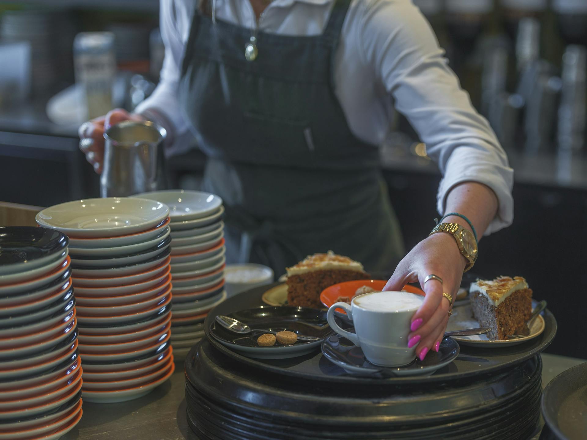 El personal de un restaurante trabajando | Fuente: Pexels