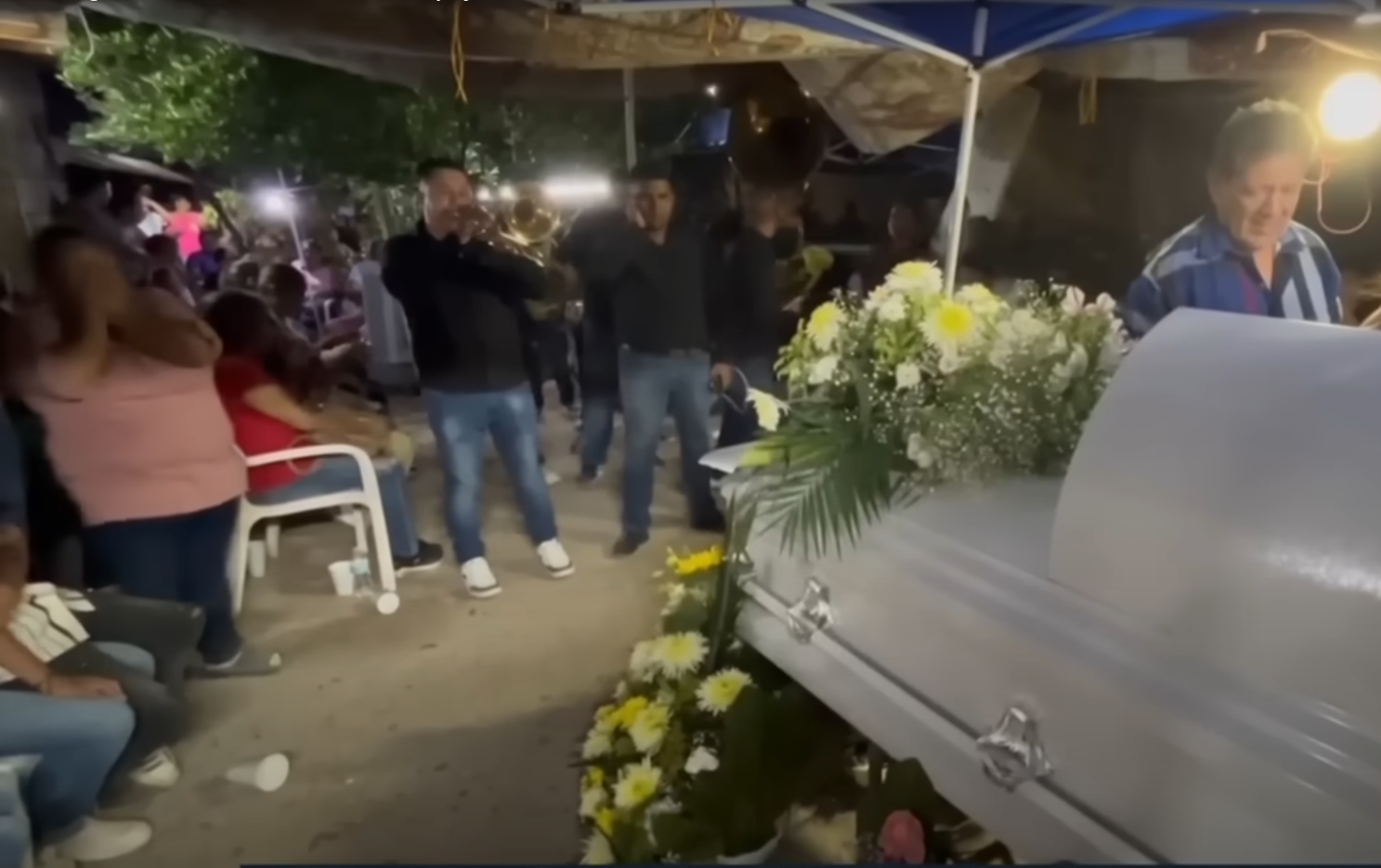 Familiares y amigos rodeando el ataúd de Carlos Gurrola "Papayita" en su despedida en Torreón | Fuente: YouTube/NMás