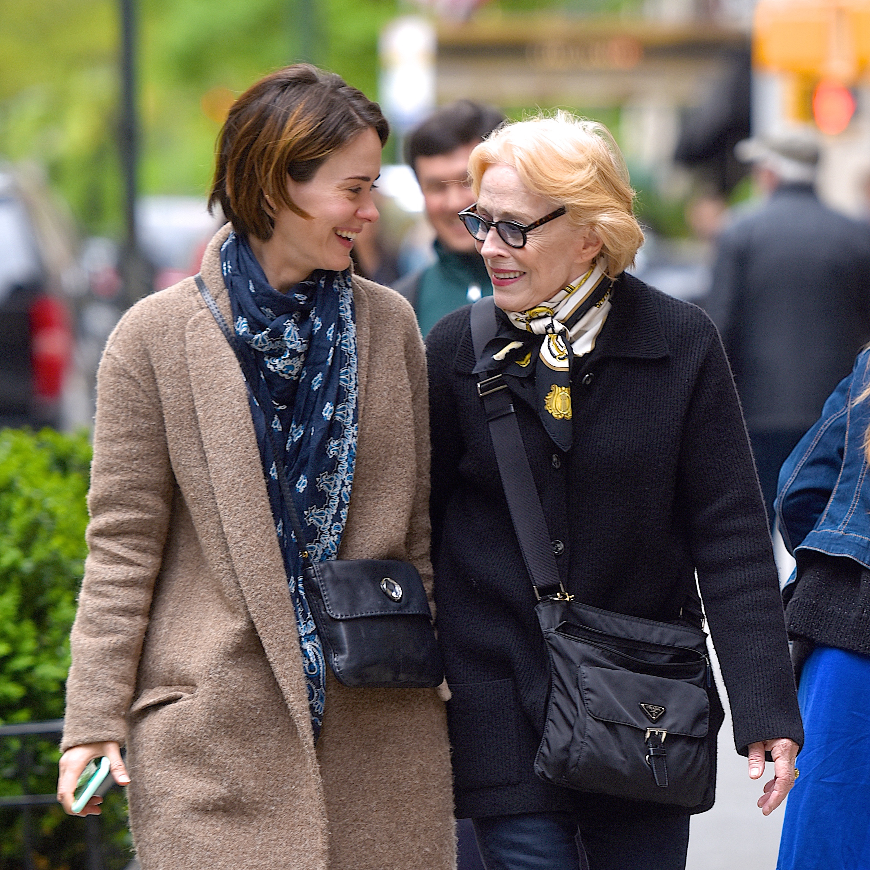 Sarah Paulson y Holland Taylor pasean juntas por Manhattan el 30 de abril de 2017. Taylor ha hablado de la diferencia de edad de 34 años que hay entre ellas y de los intereses que comparten a pesar de pertenecer a generaciones diferentes. | Fuente: Getty Images