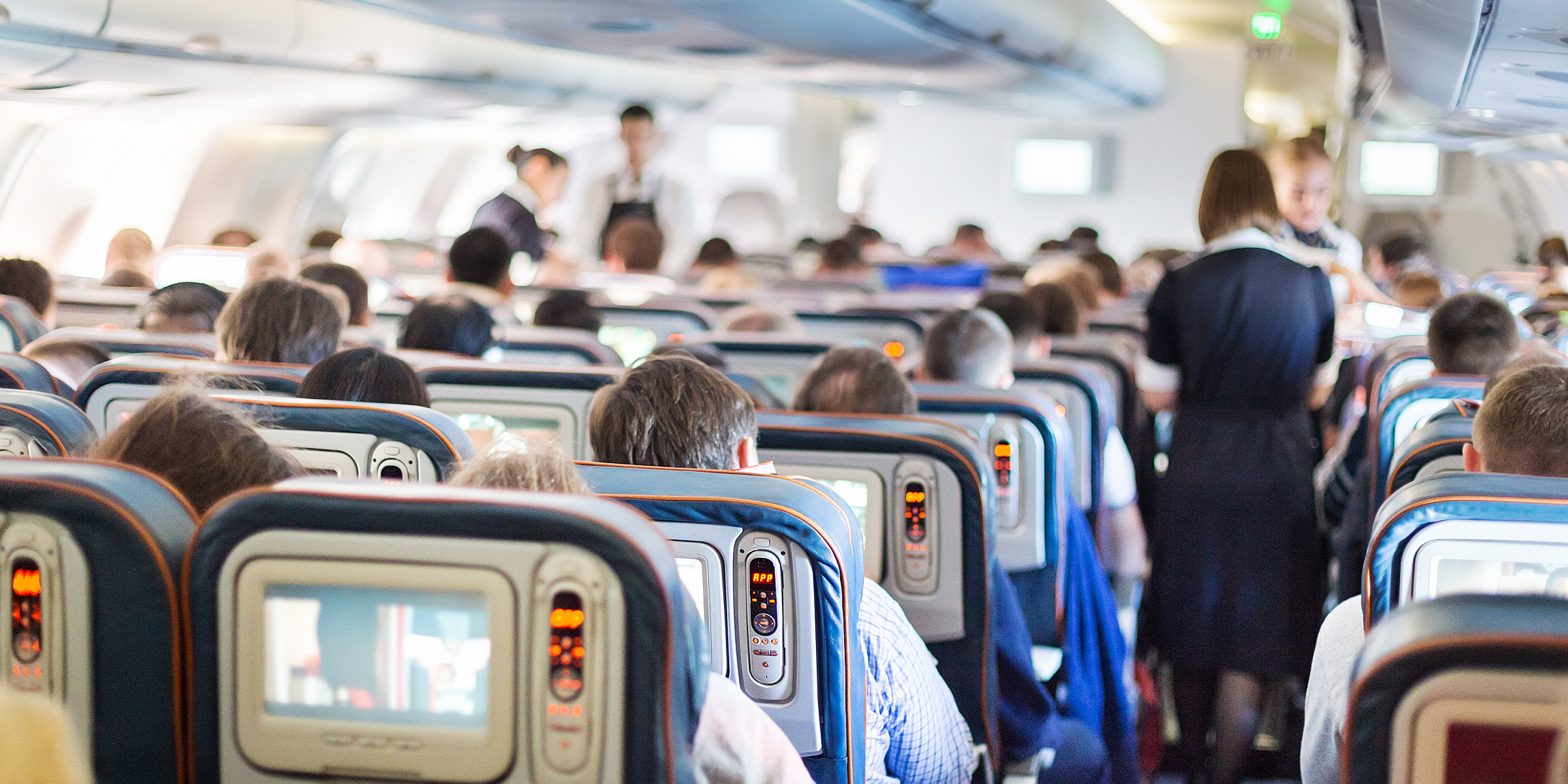 Pasajeros en un avión | Fuente: Shutterstock