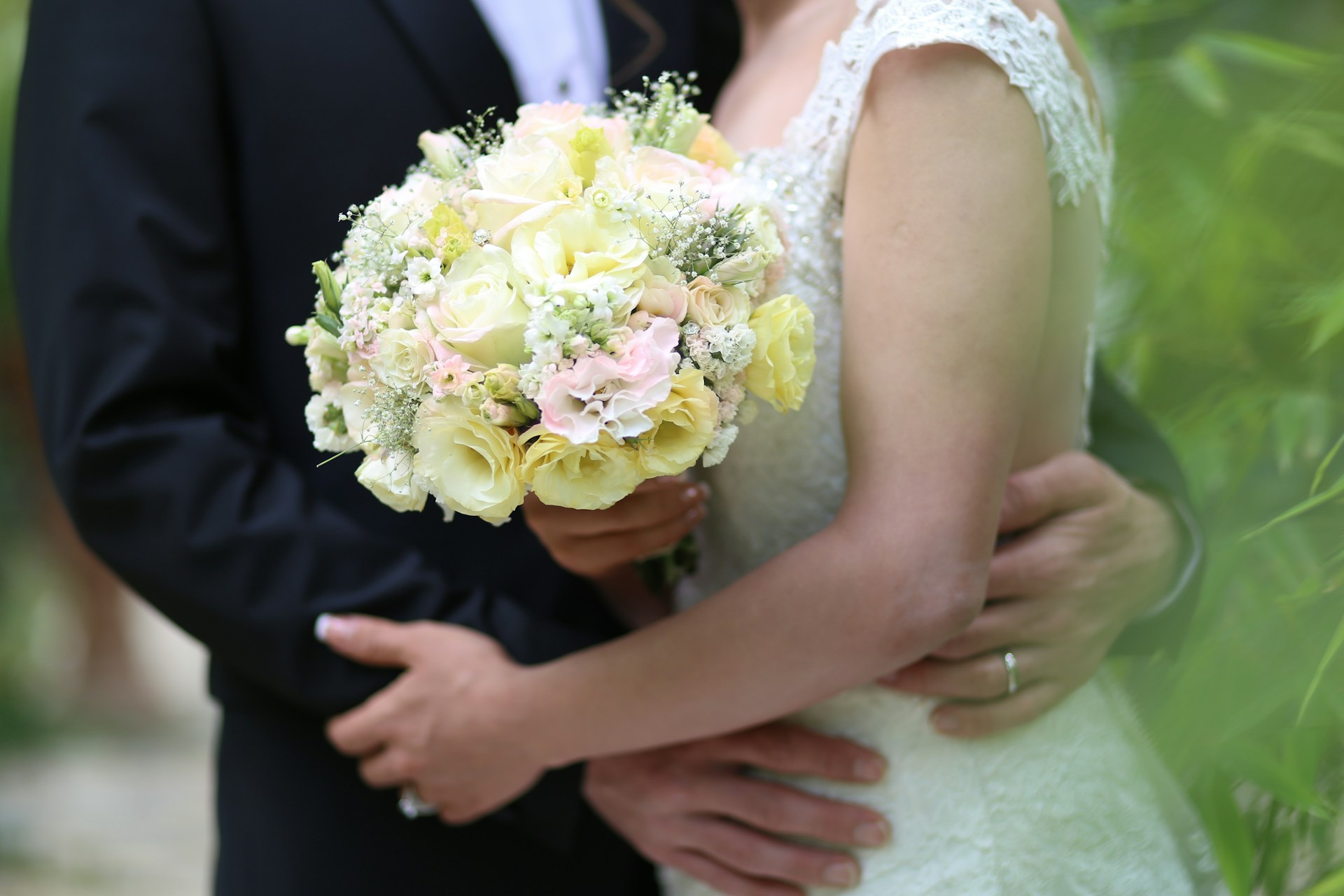 Una novia y un novio abrazándose | Fuente: Unsplash
