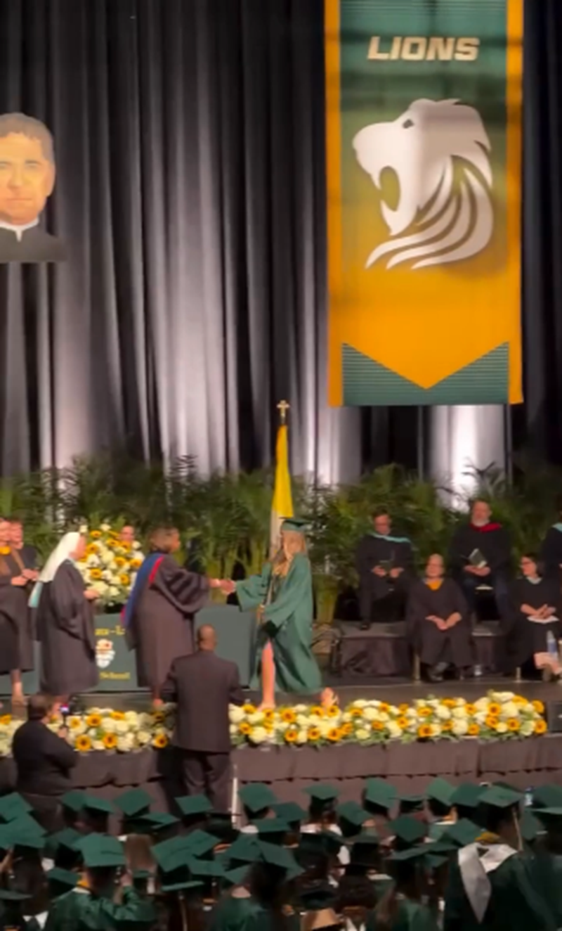 Oriana Lander desde la tarima mientras recibe su diploma de graduación | Fuente: Instagram/gabyespino