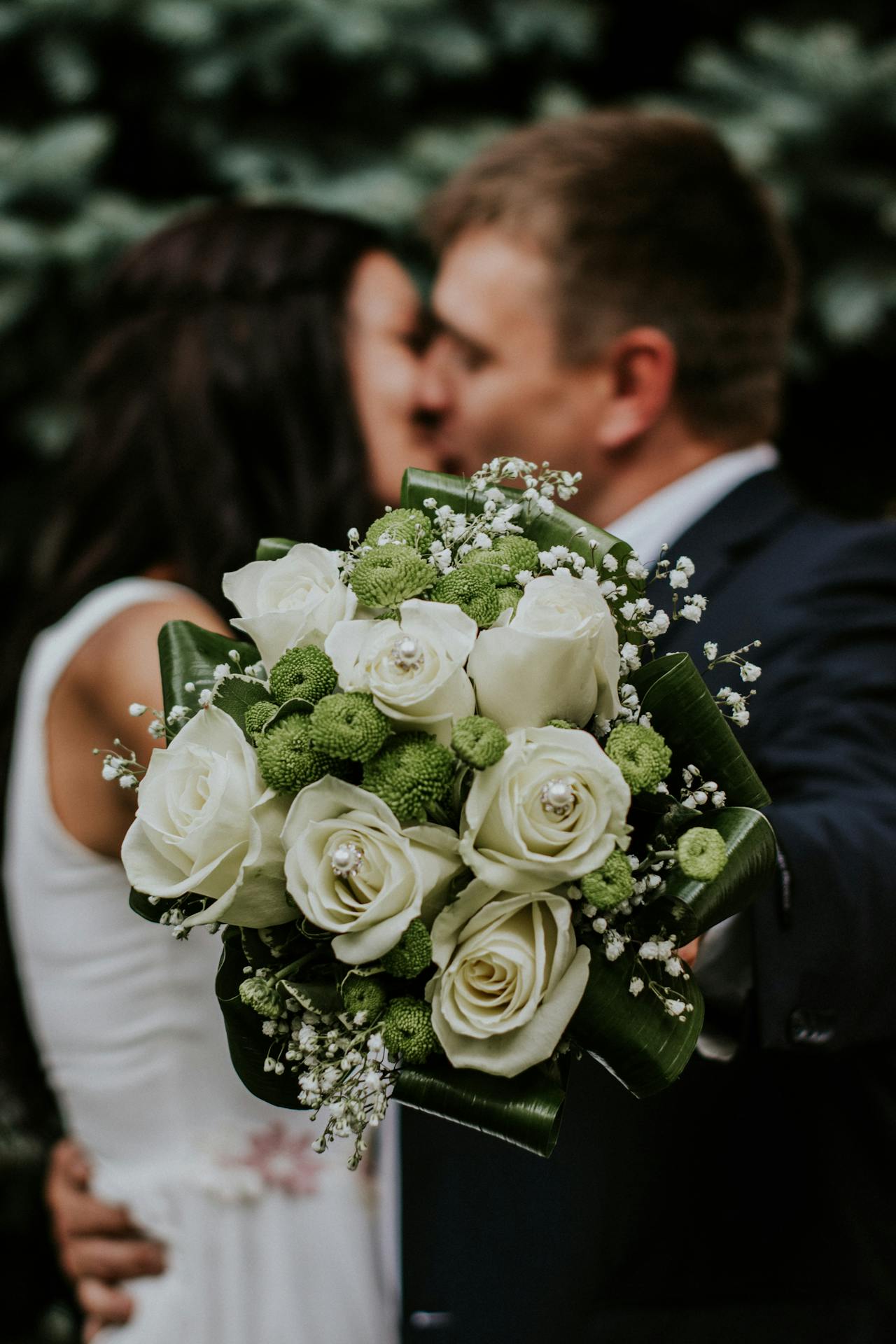Una novia y un novio besándose | Fuente: Pexels