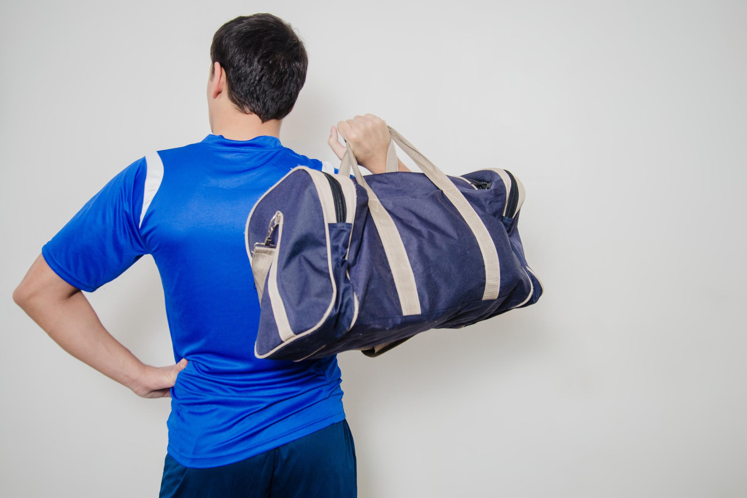 Un hombre con una bolsa en la mano | Fuente: Freepik