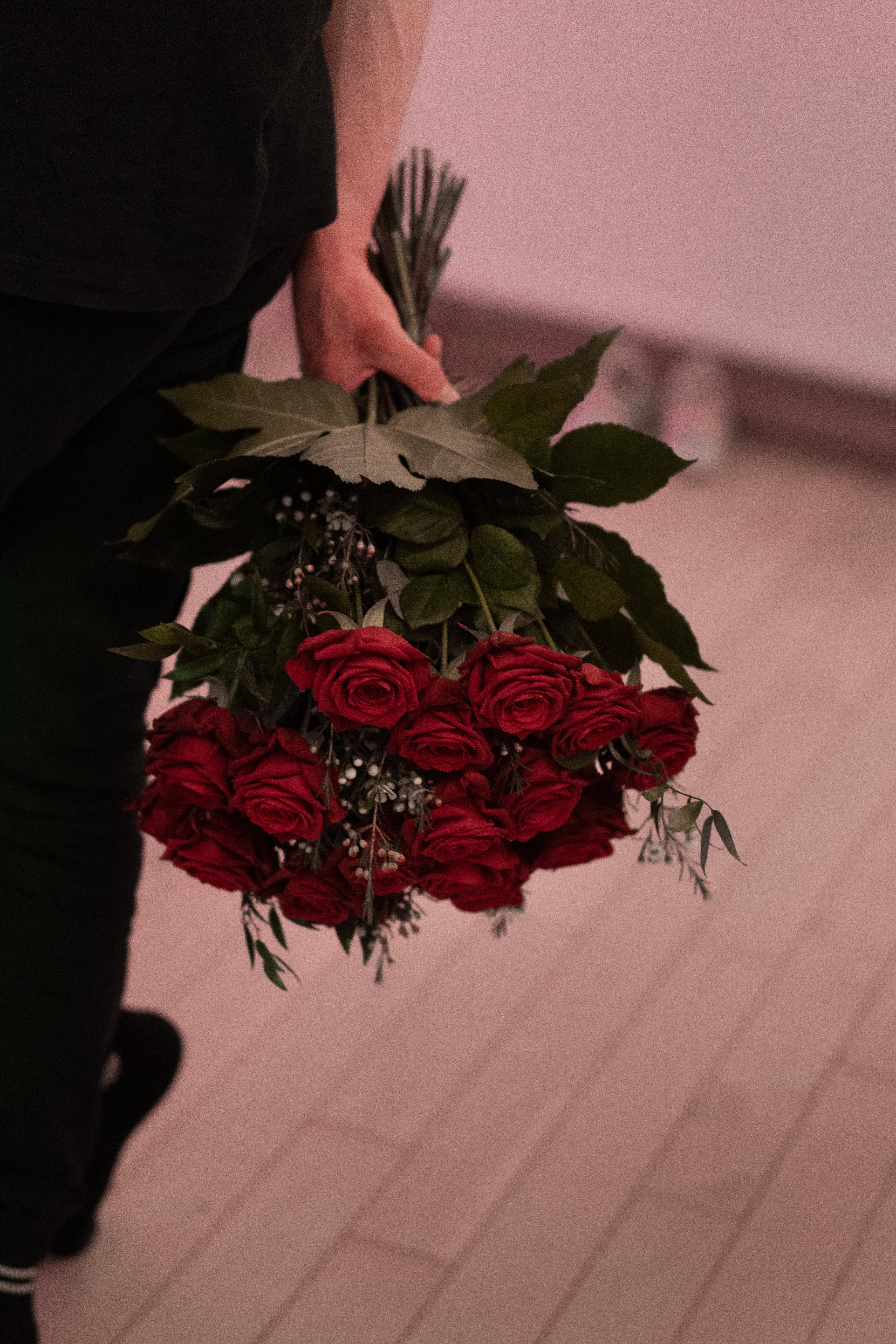 Un hombre con un ramo de rosas | Fuente: Pexels