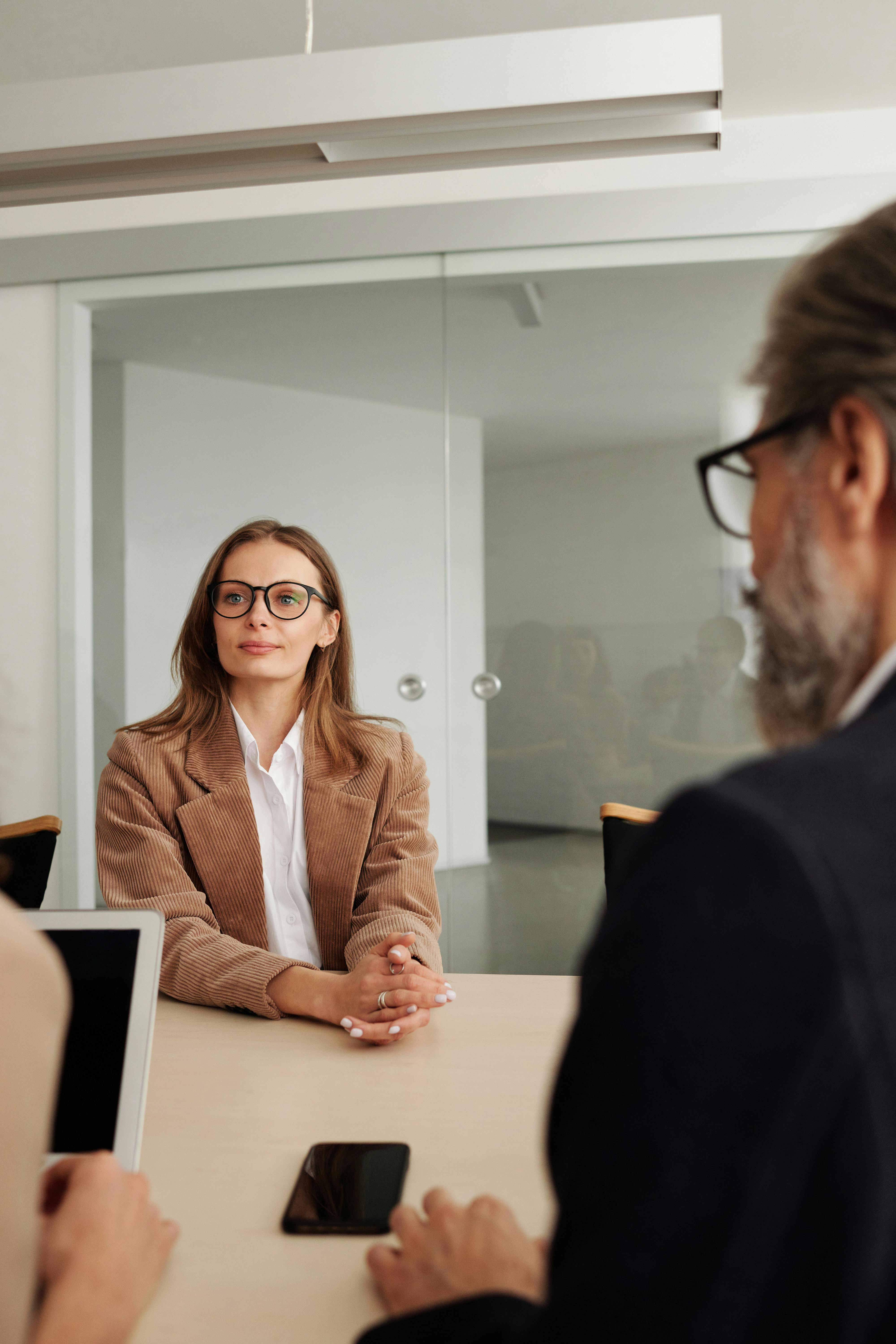 Una mujer sentada en una oficina | Fuente: Pexels