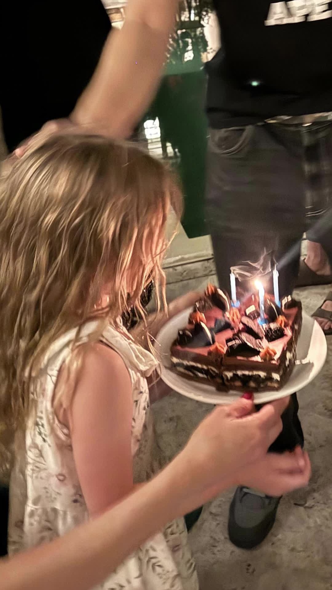Anita García Moritán, la hermana menor de Bautista Vicuña, llevando el pastel de cumpleaños | Fuente: Instagram Stories/pampitaoficial