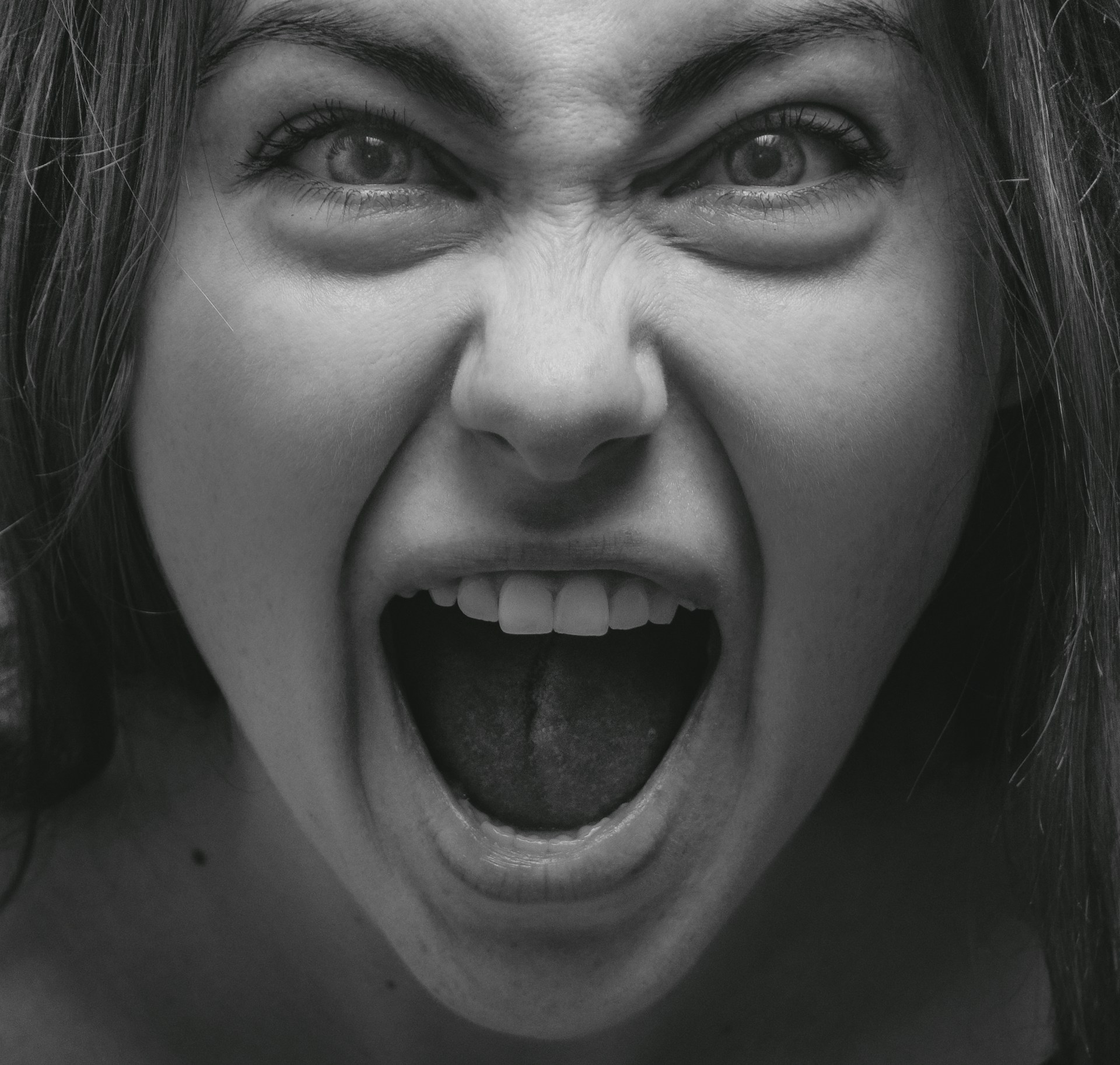Una mujer gritando | Fuente: Unsplash