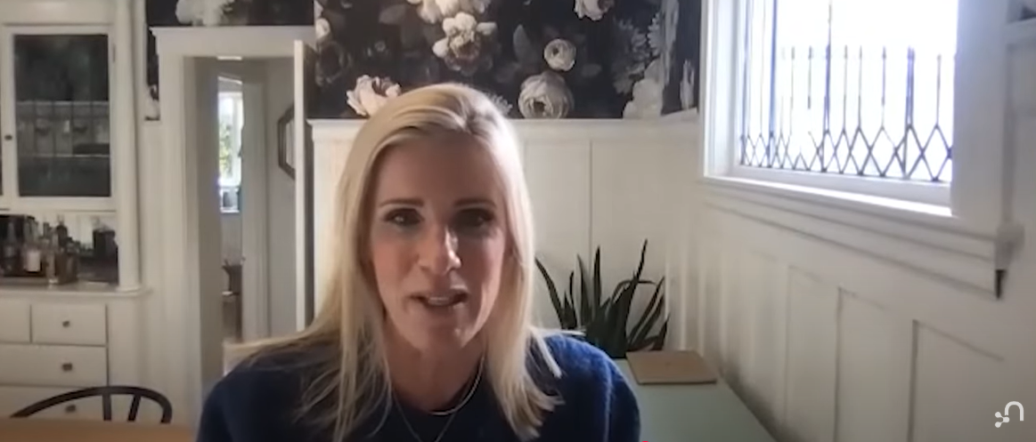 Kristin Cabot en una entrevista sincera, de un post de YouTube del 30 de marzo de 2021 | Fuente: YouTube/Neo4j