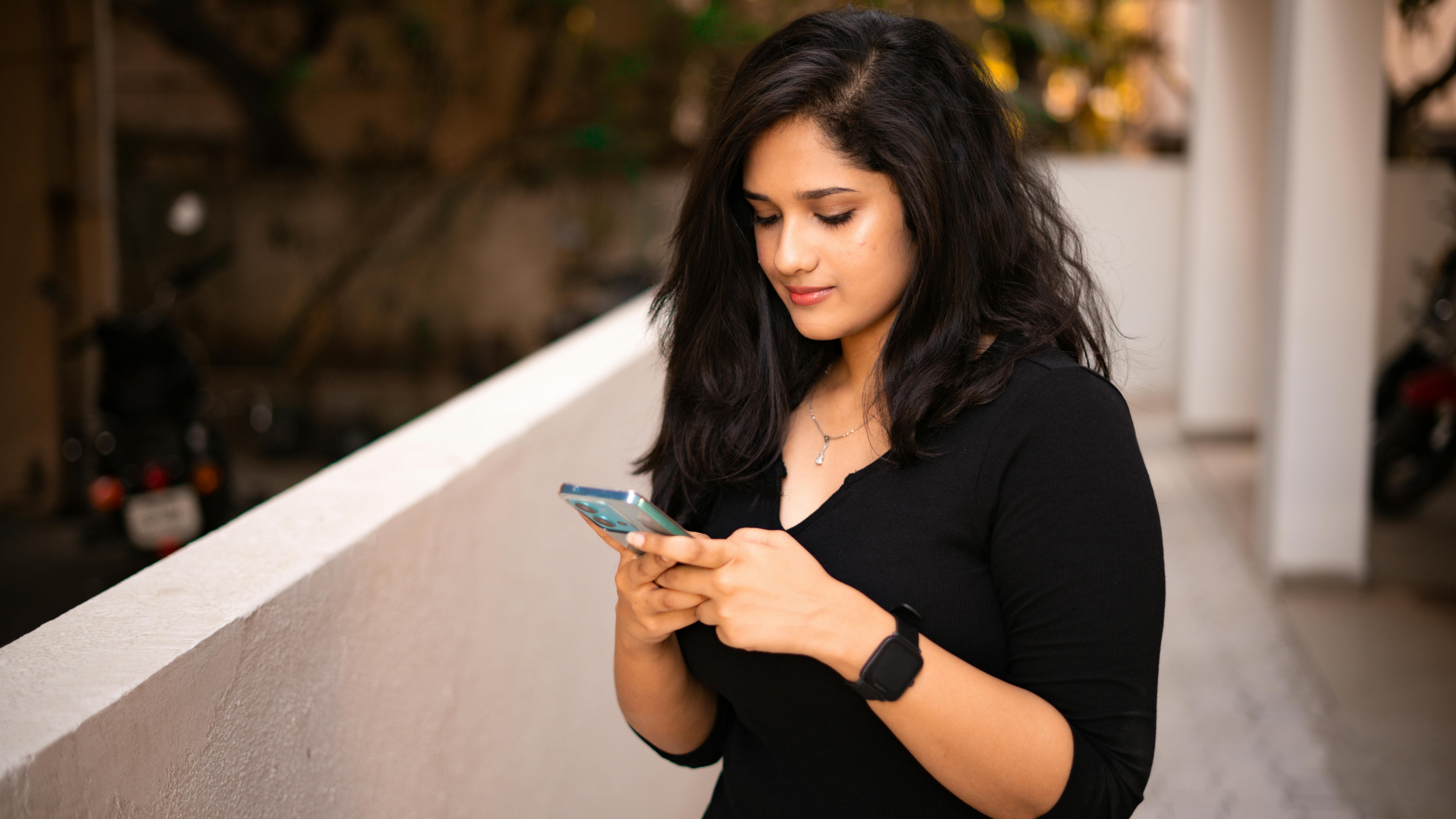 Una mujer mirando su teléfono | Fuente: Pexels