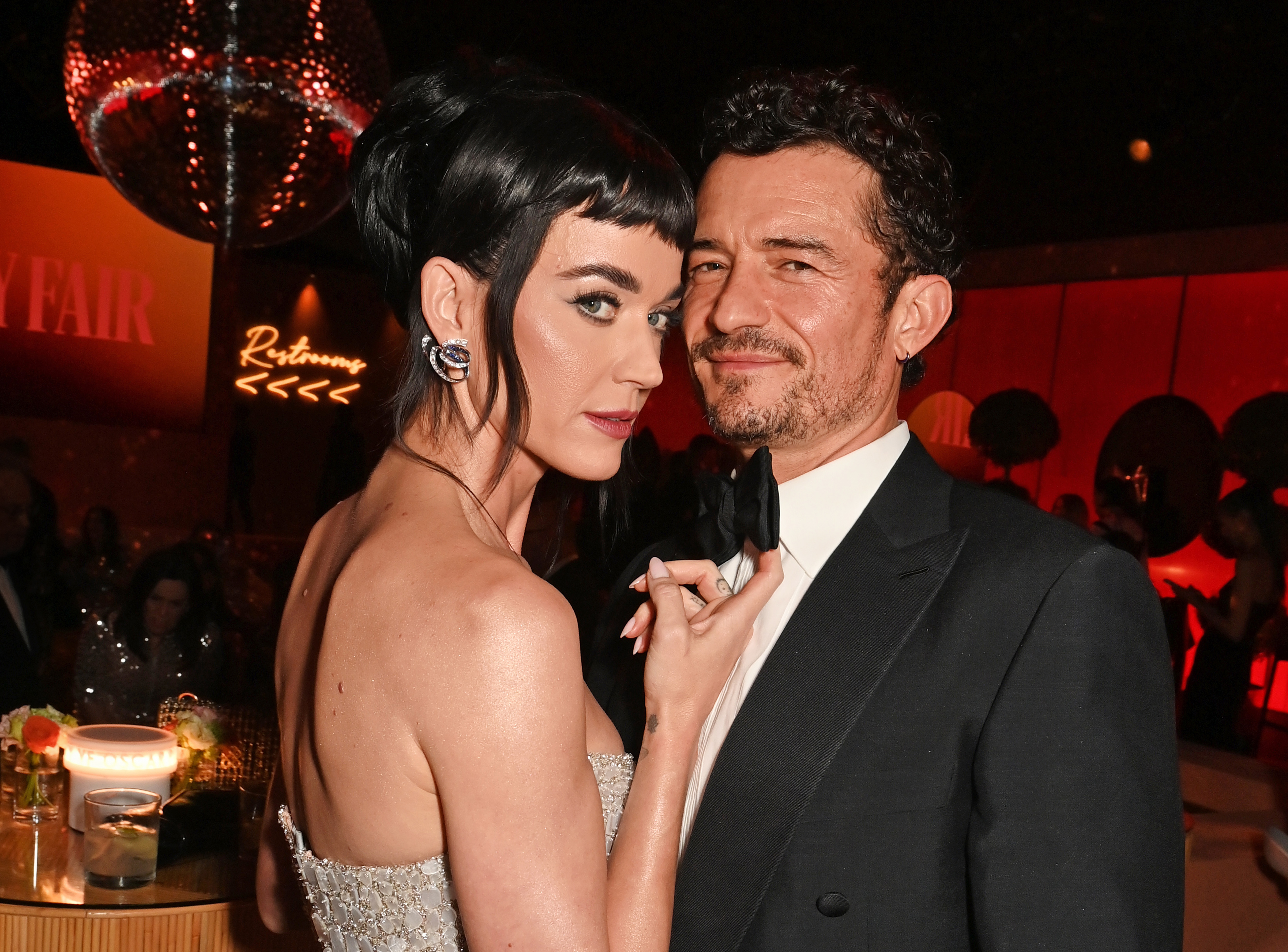 Katy Perry y Orlando Bloom asisten a la 2025 Vanity Fair Oscar Party Hosted By Radhika Jones en el Wallis Annenberg Center for the Performing Arts el 2 de marzo de 2025, en Beverly Hills, California. | Fuente: Getty Images
