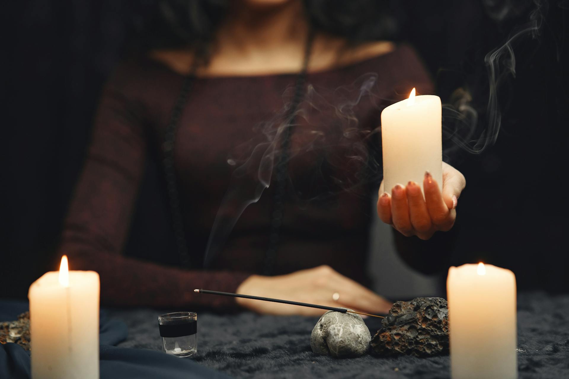 Una mujer sosteniendo una vela | Fuente: Pexels