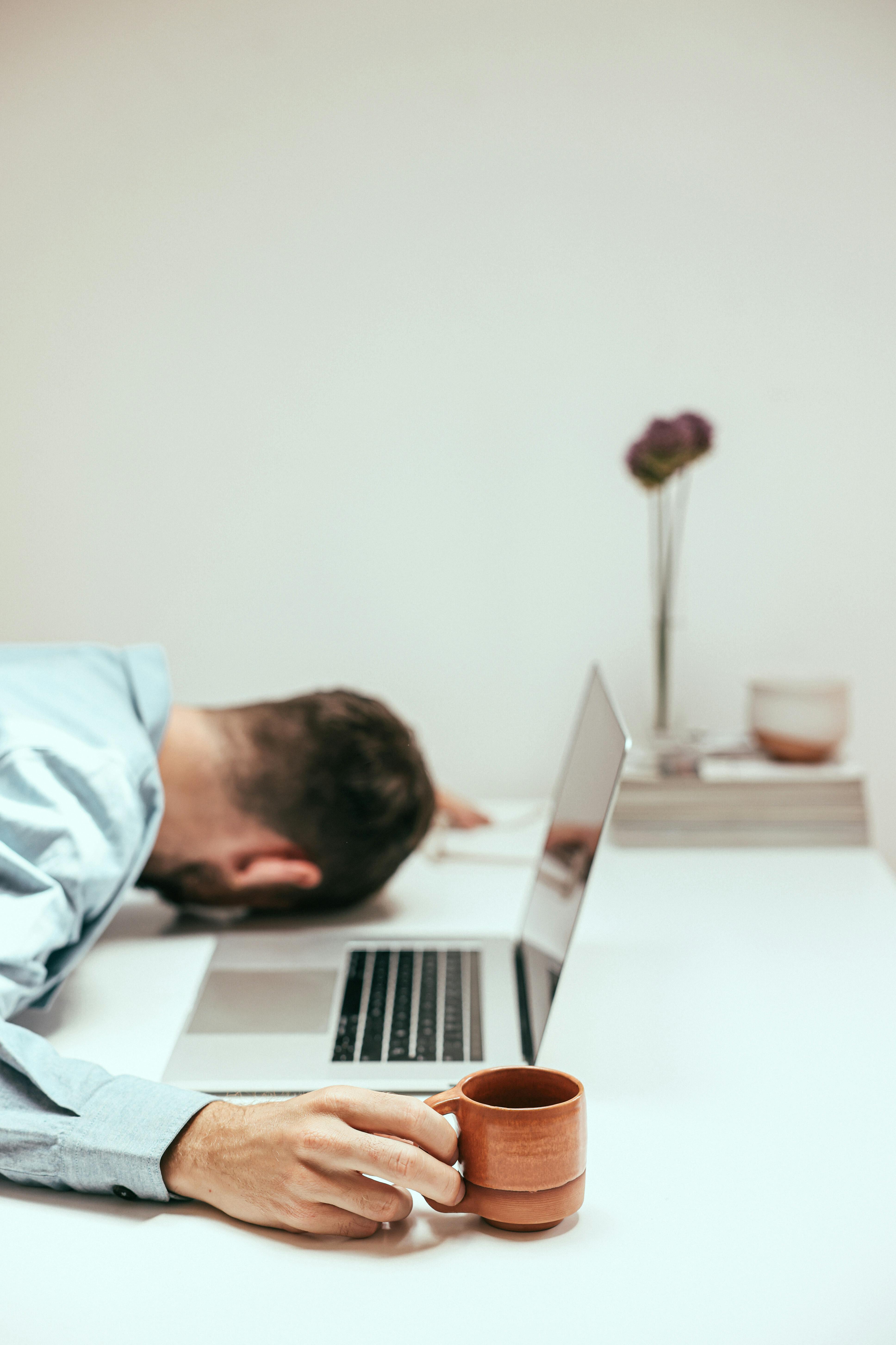Un hombre exhausto en el trabajo | Fuente: Pexels