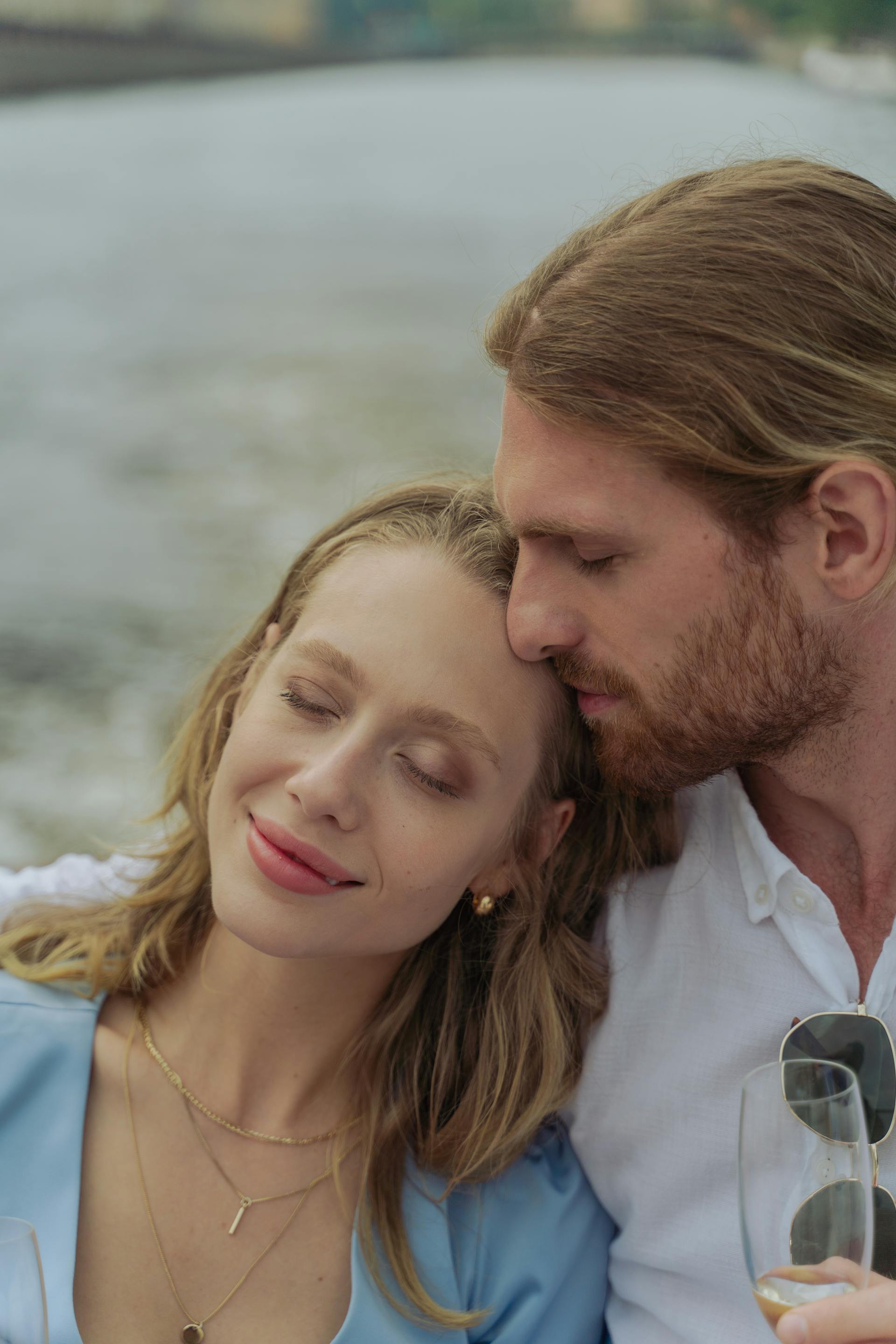 Una pareja feliz con los ojos cerrados | Fuente: Pexels