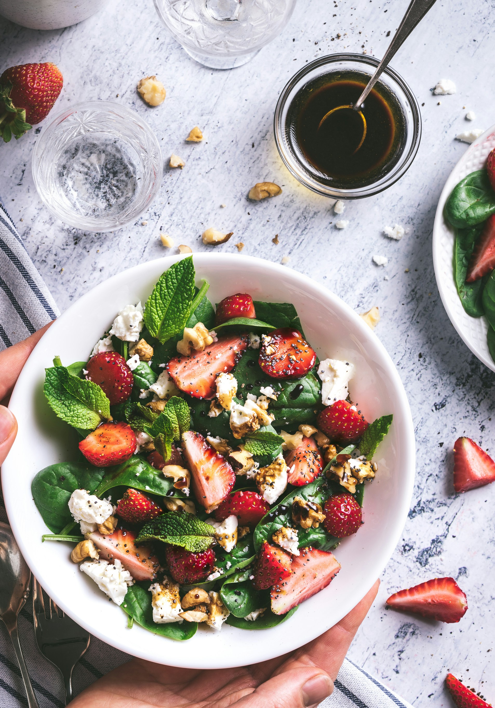 Una persona sosteniendo un bol de ensalada | Fuente: Unsplash