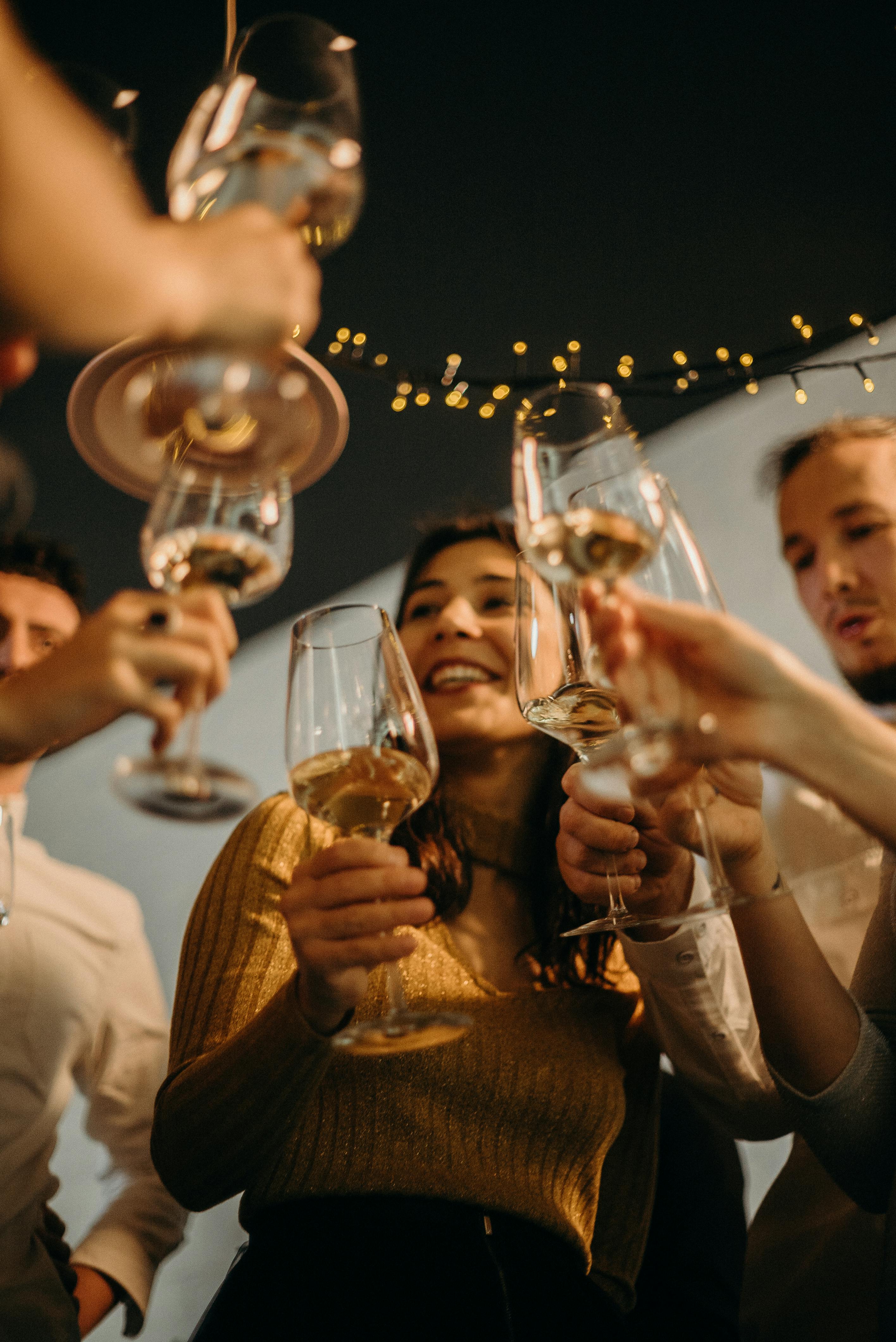 Gente chocando sus copas | Fuente: Pexels
