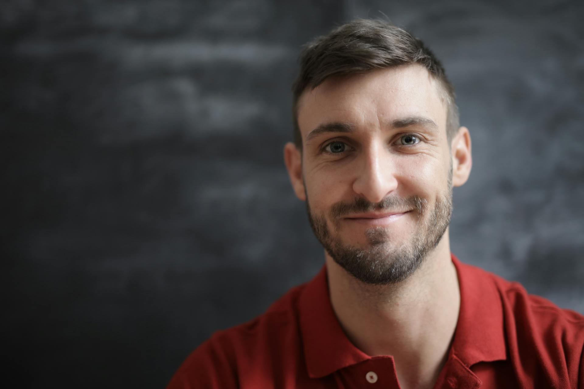 Un hombre sonriendo orgulloso | Fuente: Pexels