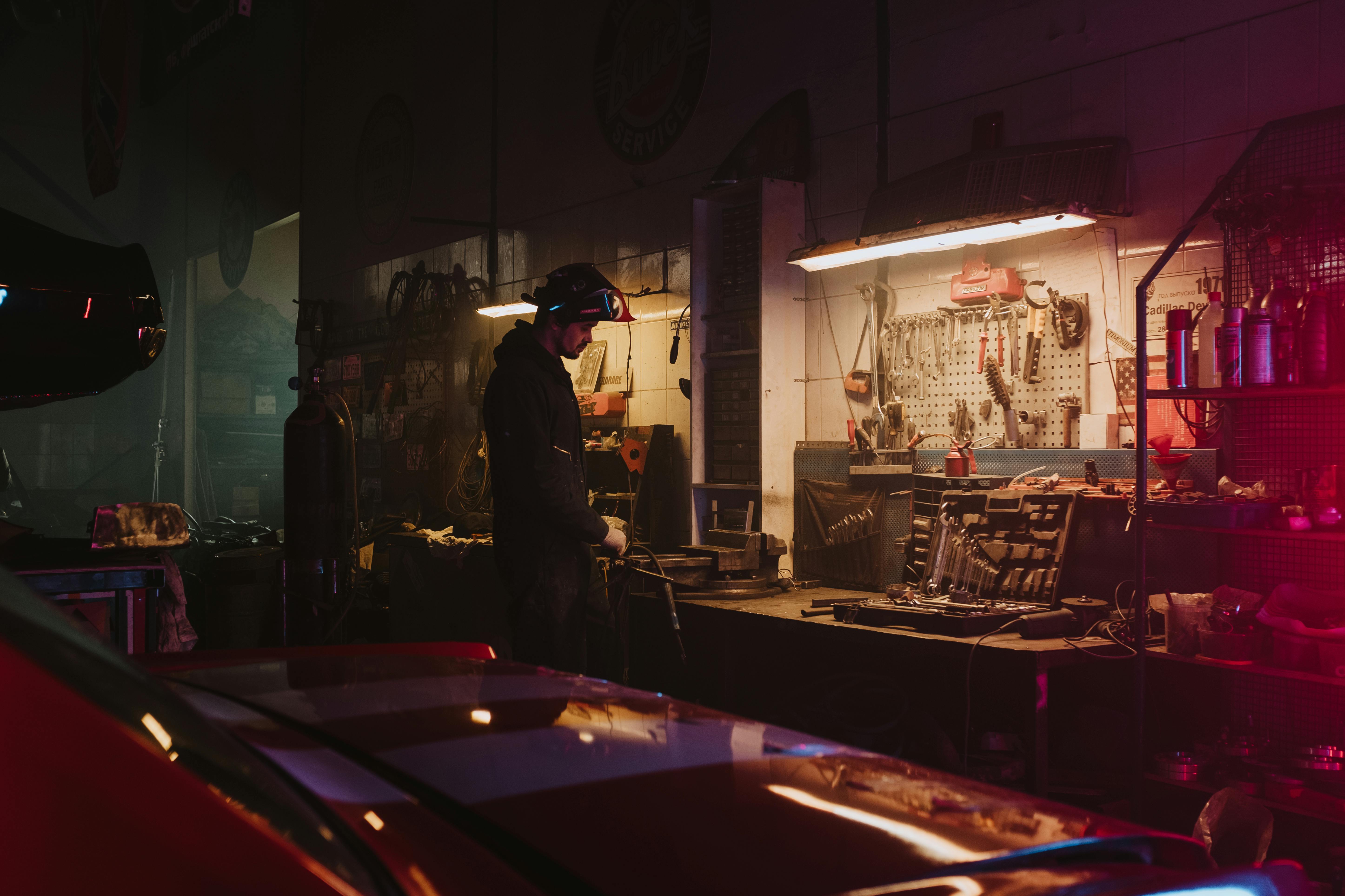 Un hombre de pie en un taller de carrocería de Automóviles | Fuente: Pexels