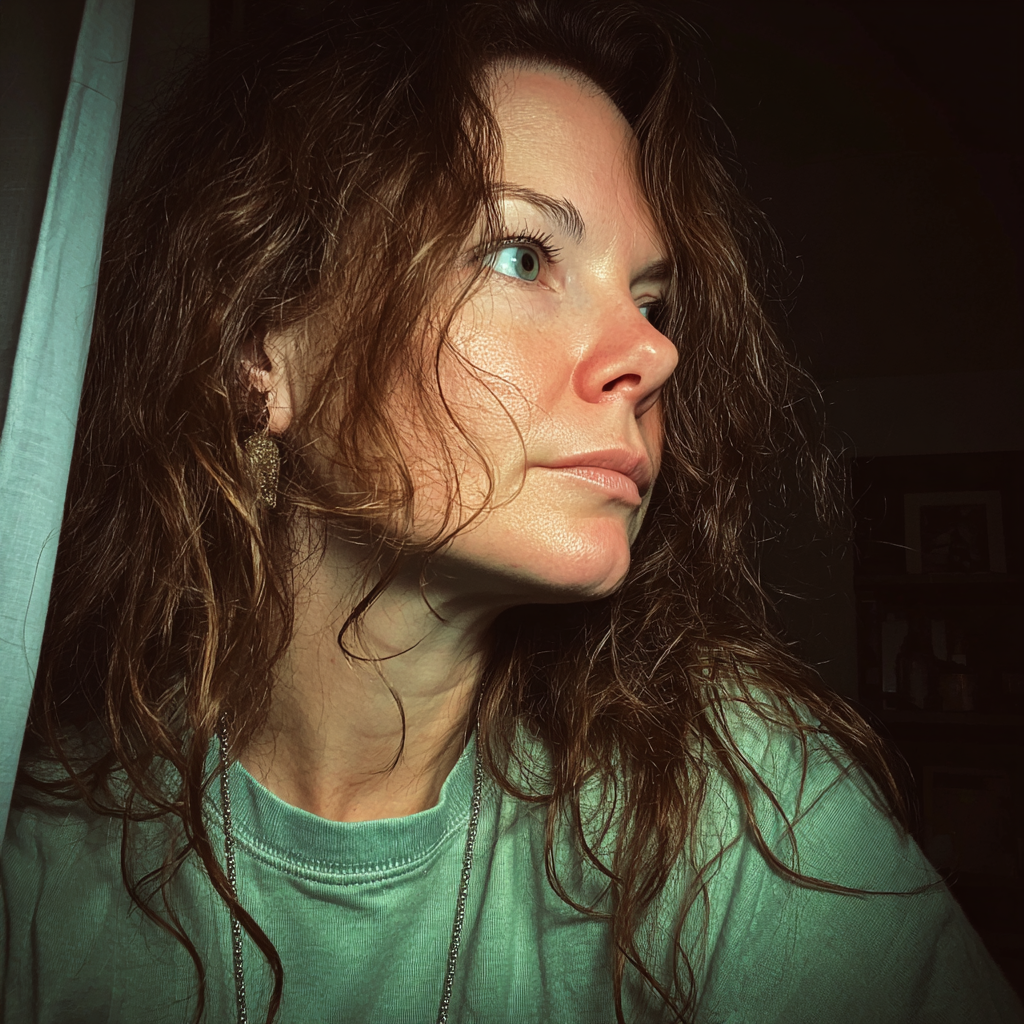 Una mujer pensativa de pie en un salón | Fuente: Midjourney