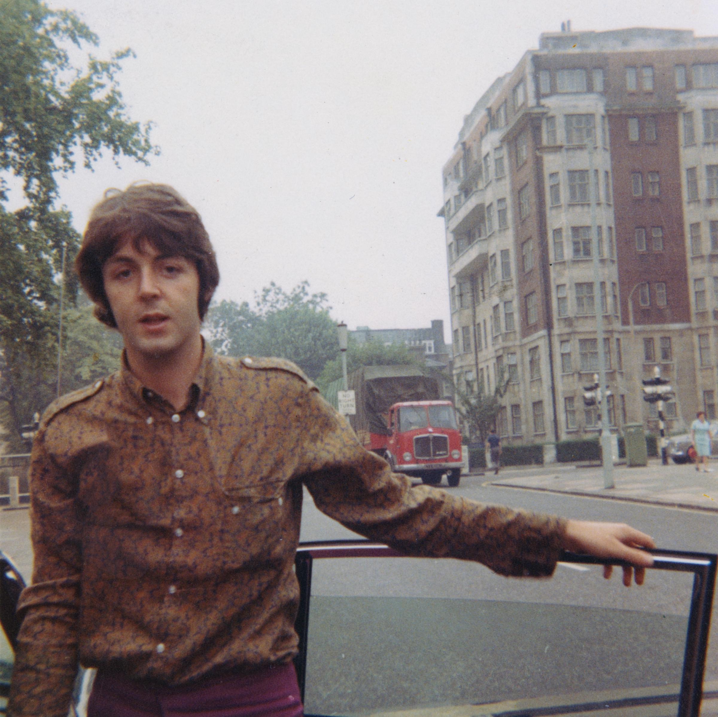 Paul McCartney en una calle de Londres en 1966 | Fuente: Getty Images