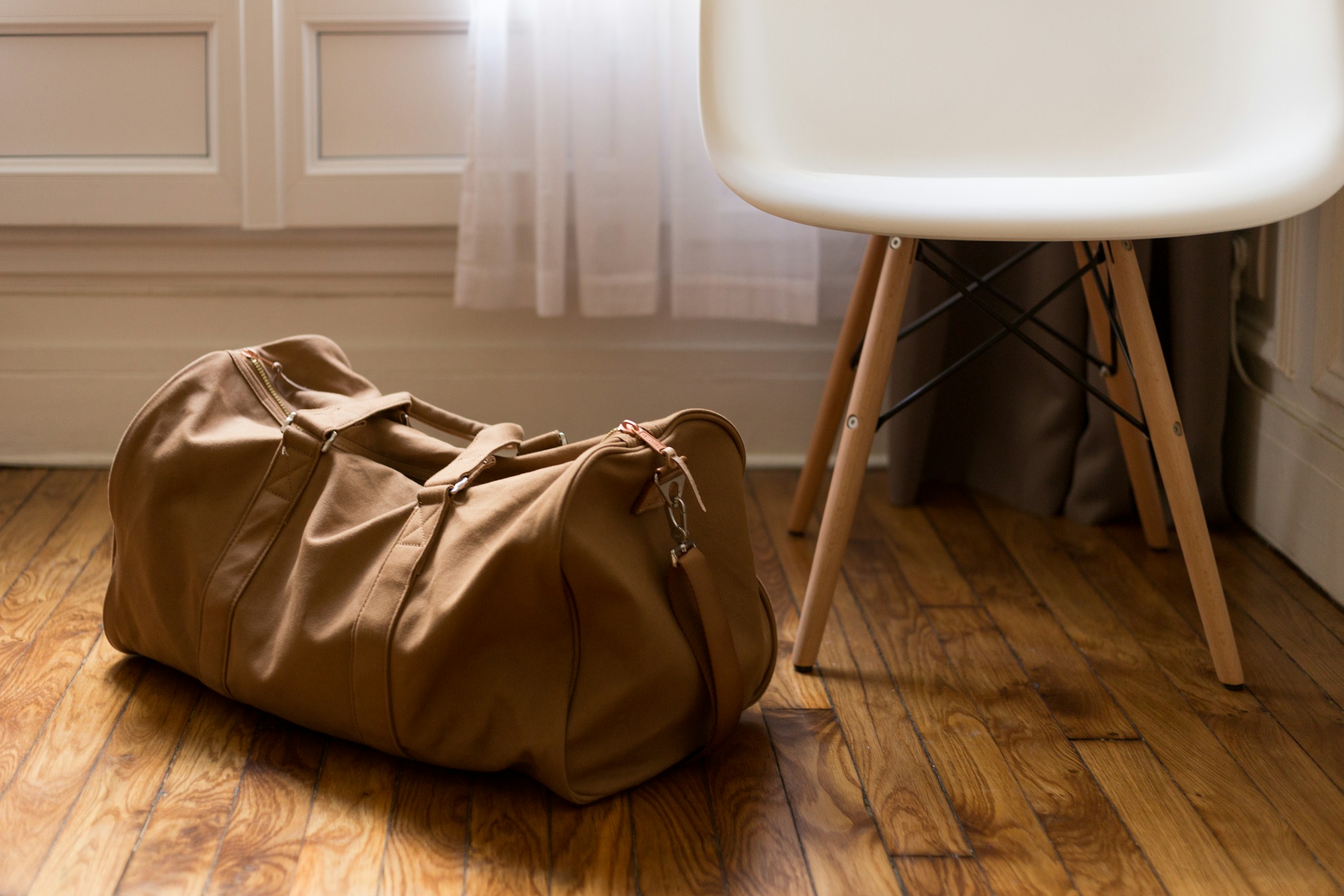 Una bolsa de lona marrón tirada en el suelo | Fuente: Unsplash