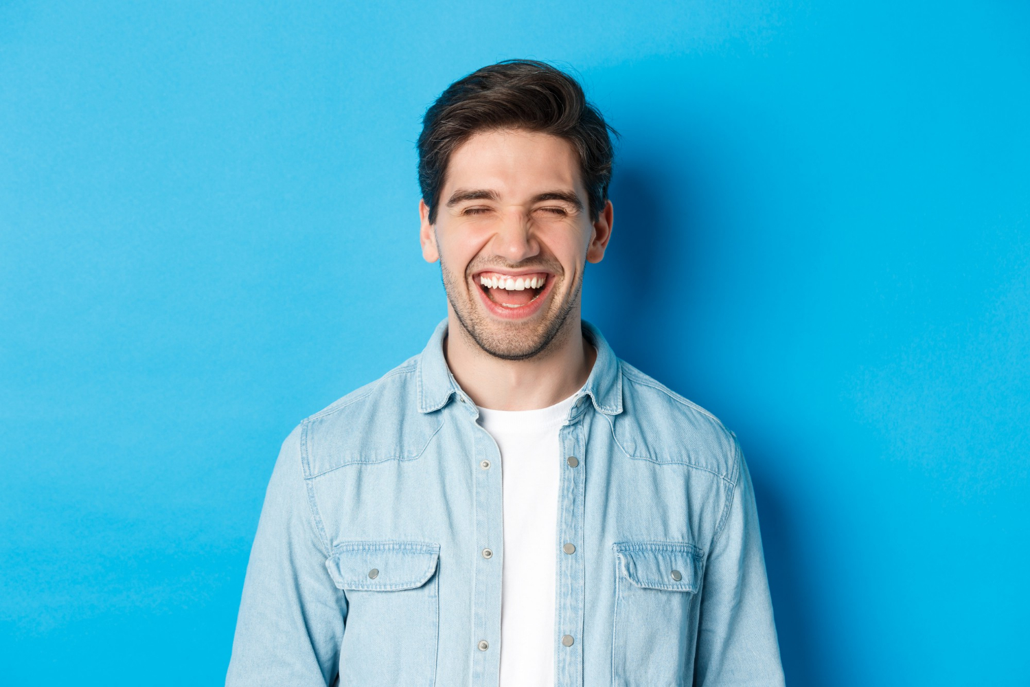 Un hombre riendo | Fuente: Freepik