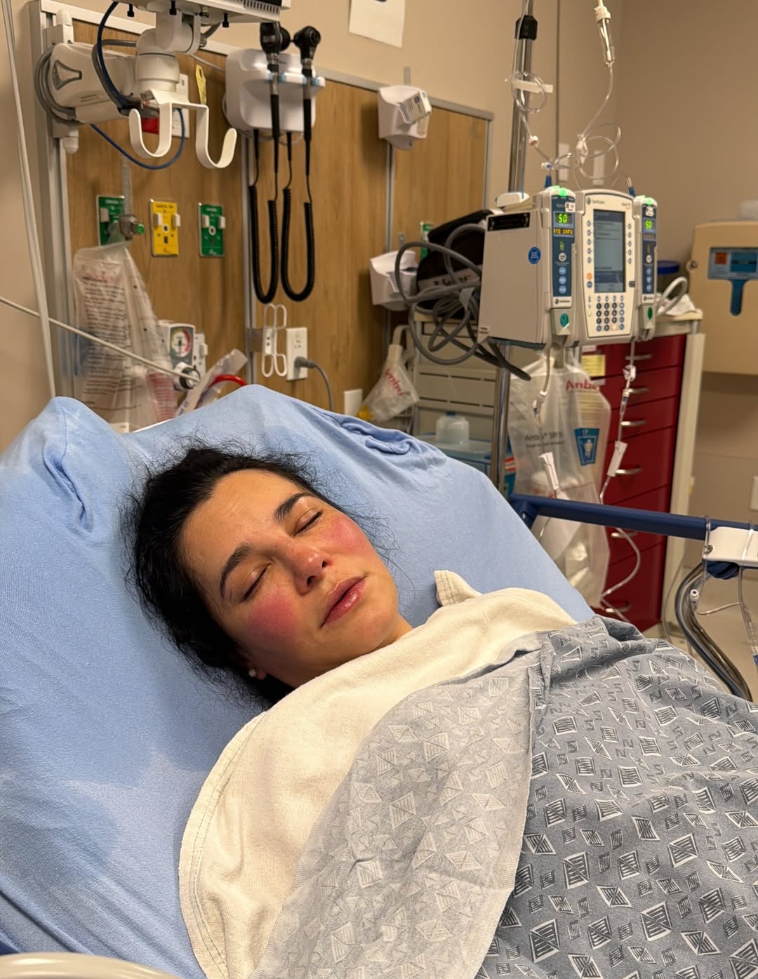 Martha Higareda en una cama de hospital durante su crisis de salud tras el nacimiento de sus gemelas | Fuente: Instagram/marthahigareda|