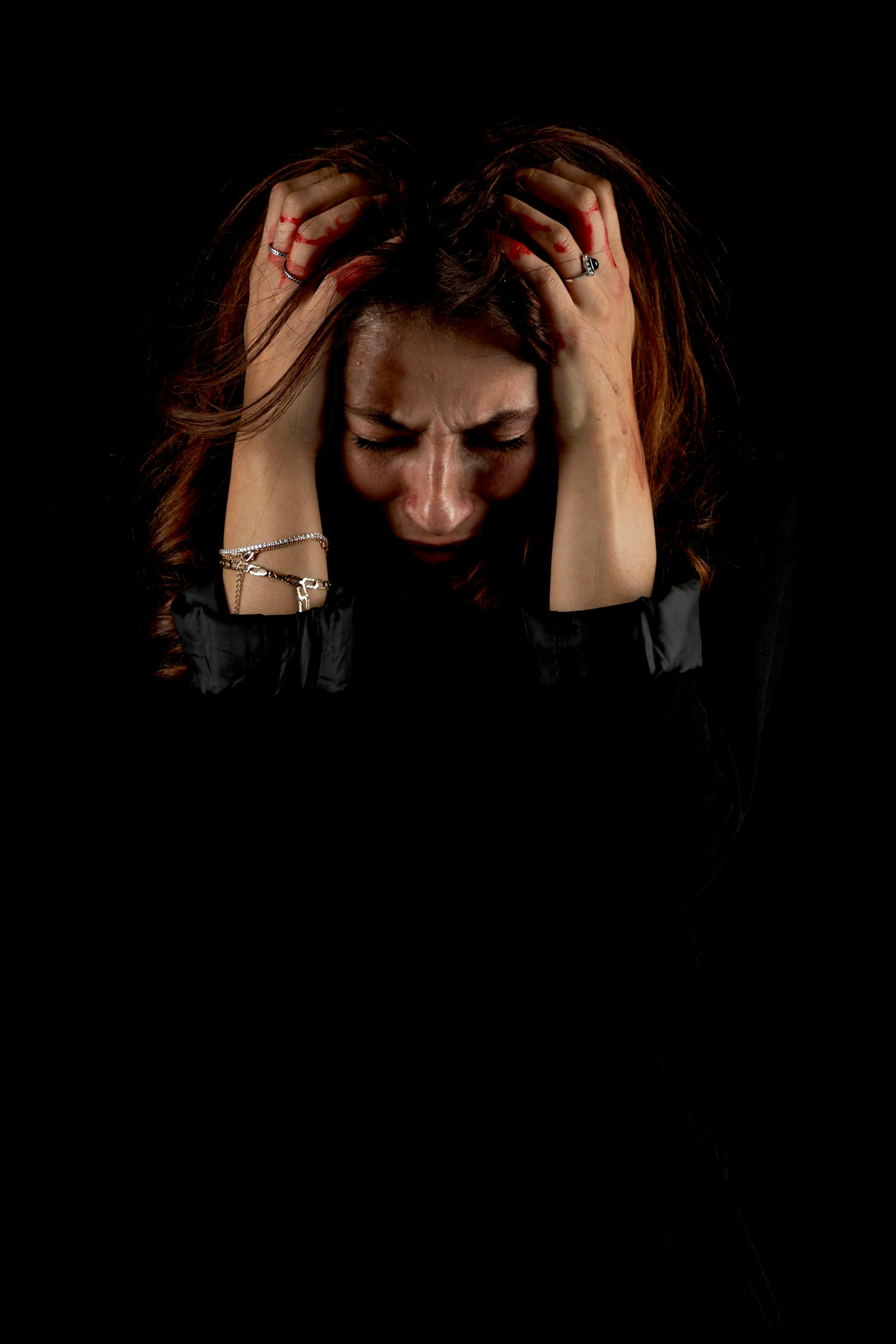 Una mujer sollozando y gritando | Fuente: Pexels