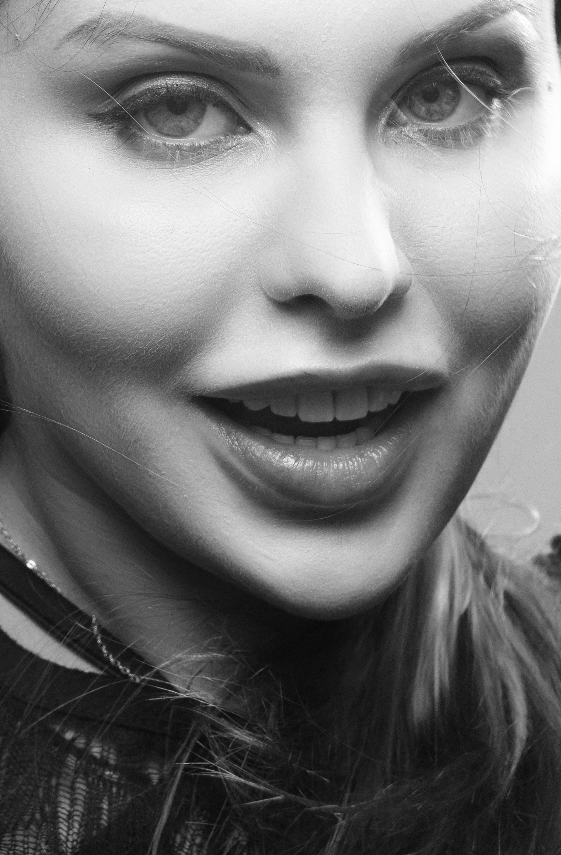 Retrato en escala de grises de una mujer sonriente | Fuente: Unsplash