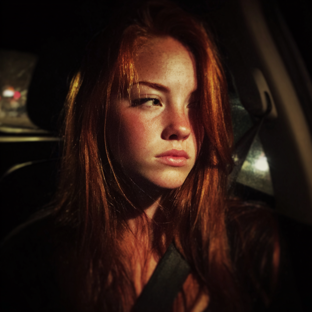 Una mujer disgustada sentada en un automóvil | Fuente: Midjourney