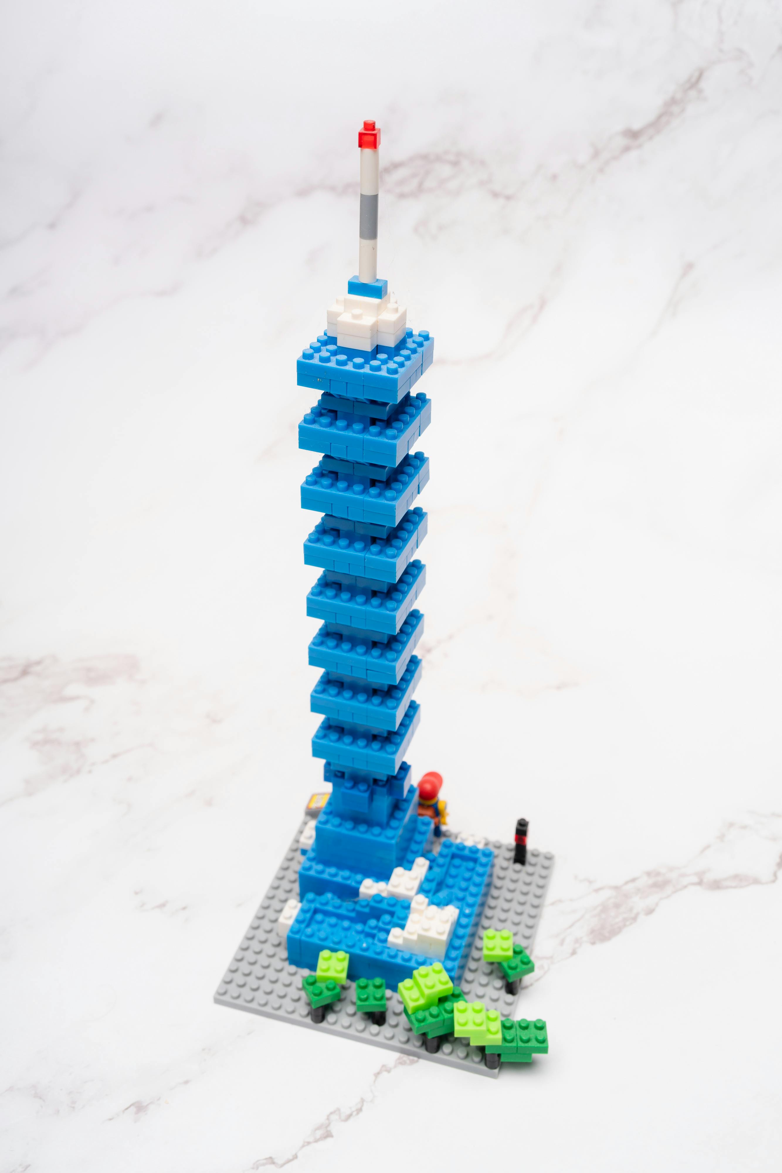 Una torre hecha con bloques de LEGO | Fuente: Pexels