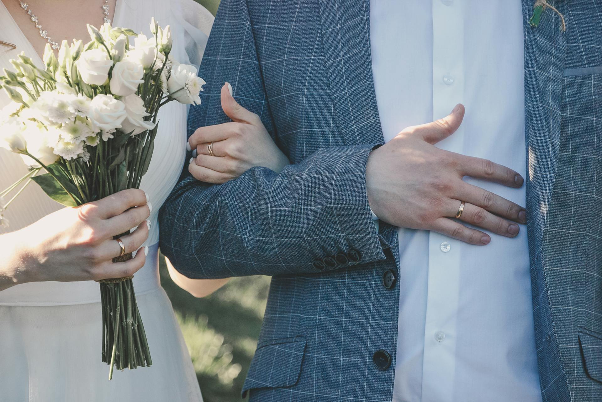 Primer plano de una pareja de recién casados | Fuente: Pexels