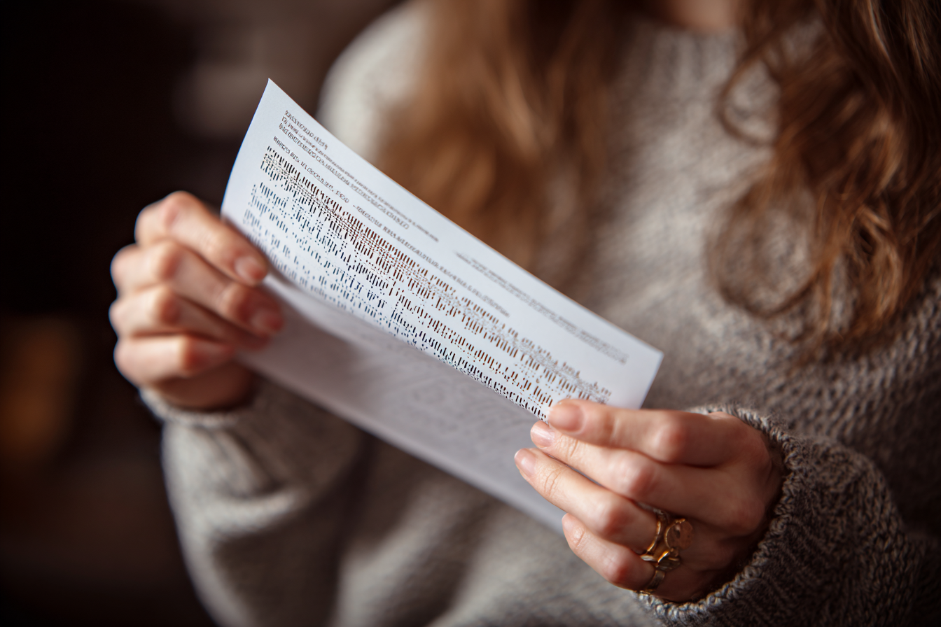 Una mujer sostiene un informe de una prueba de ADN | Fuente: Midjourney