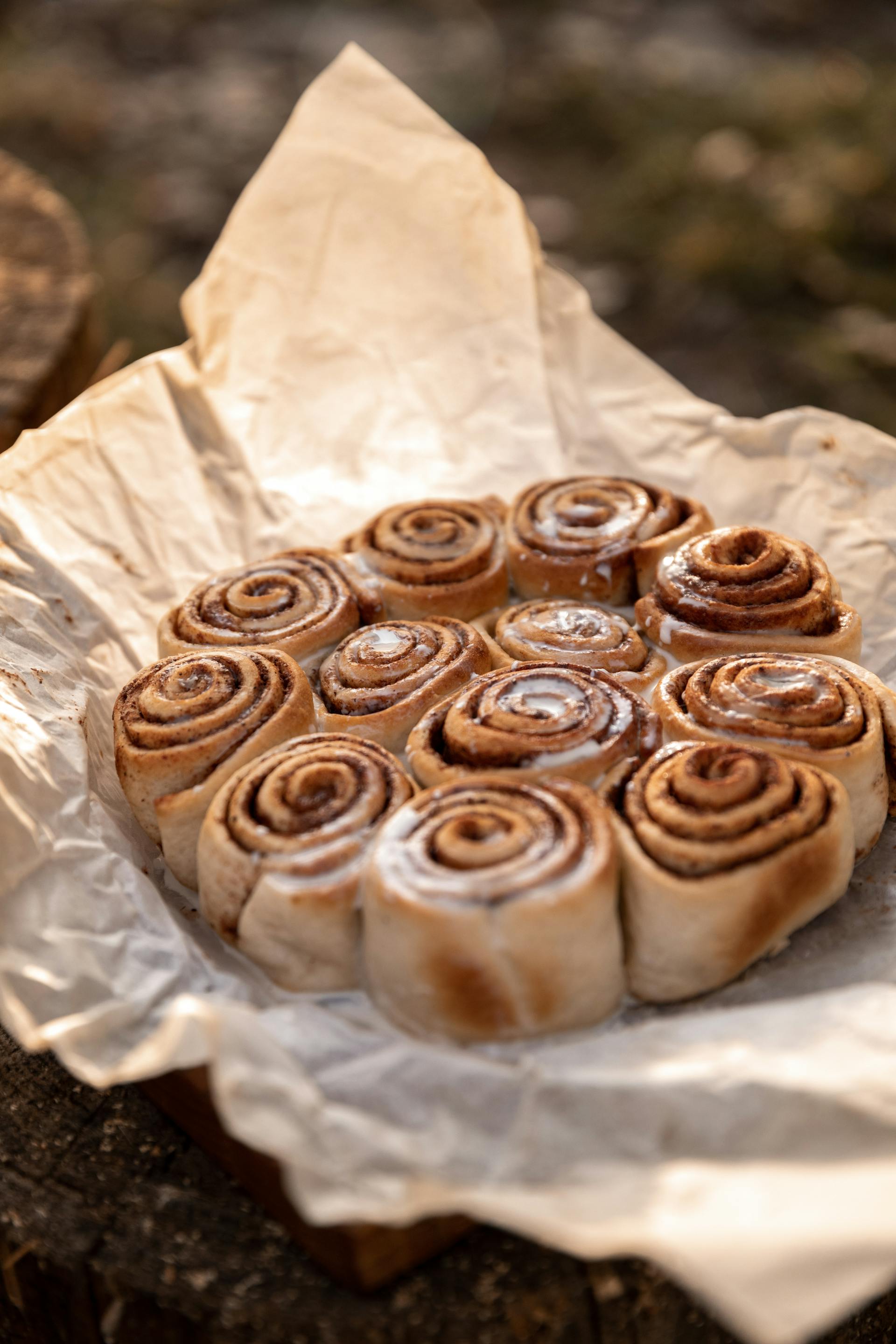 Un plato de rollos de canela | Fuente: Pexels