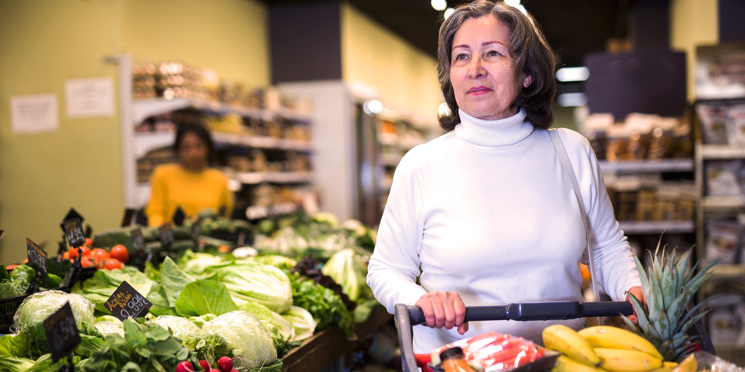 Una mujer mayor en el supermercado | Fuente: Shutterstock