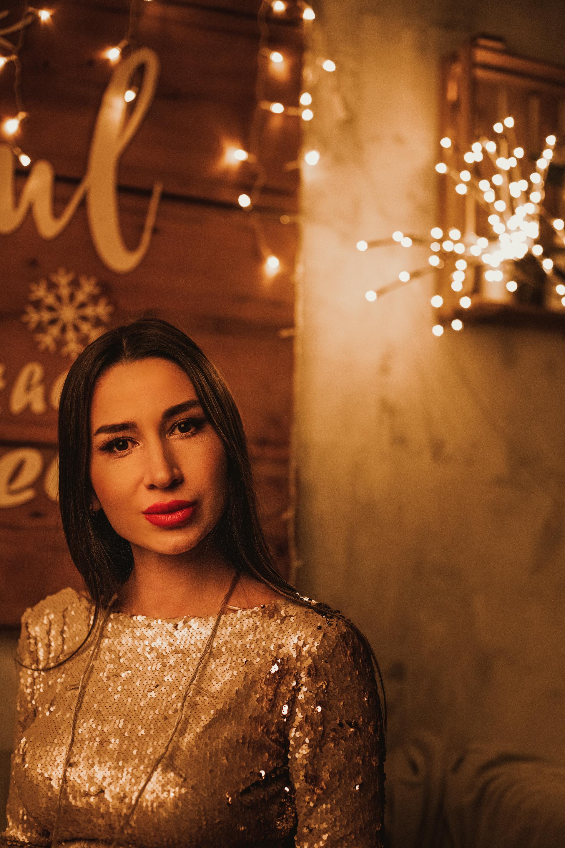 Una mujer elegante con un top brillante | Fuente: Pexels