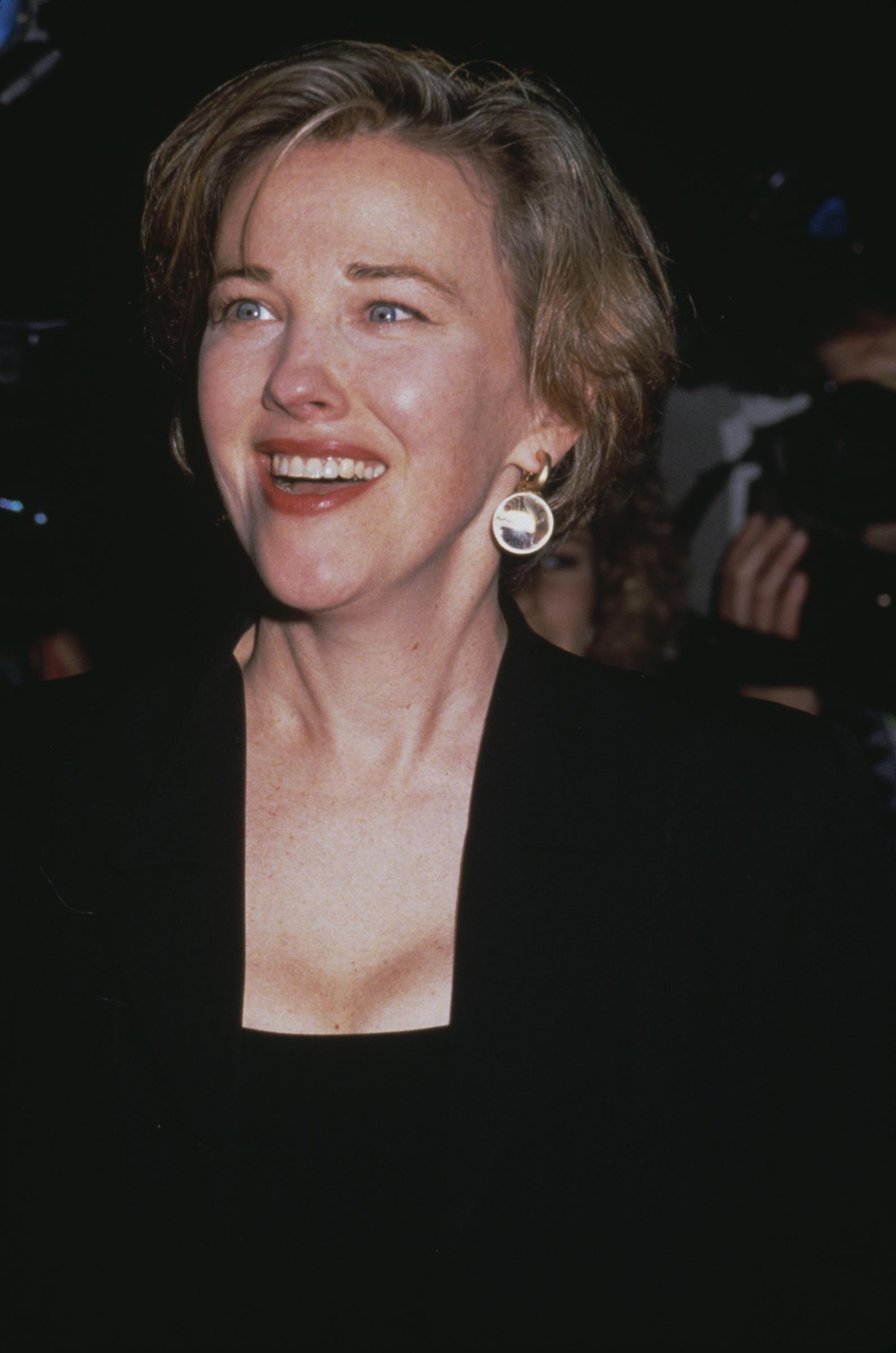 La actriz y comediante canadiense Catherine O'Hara asiste a la primera edición anual de los premios de cine, celebrada en el Anfiteatro Universal en Universal City, California, el 30 de enero de 1991. | Fuente: Getty Images.