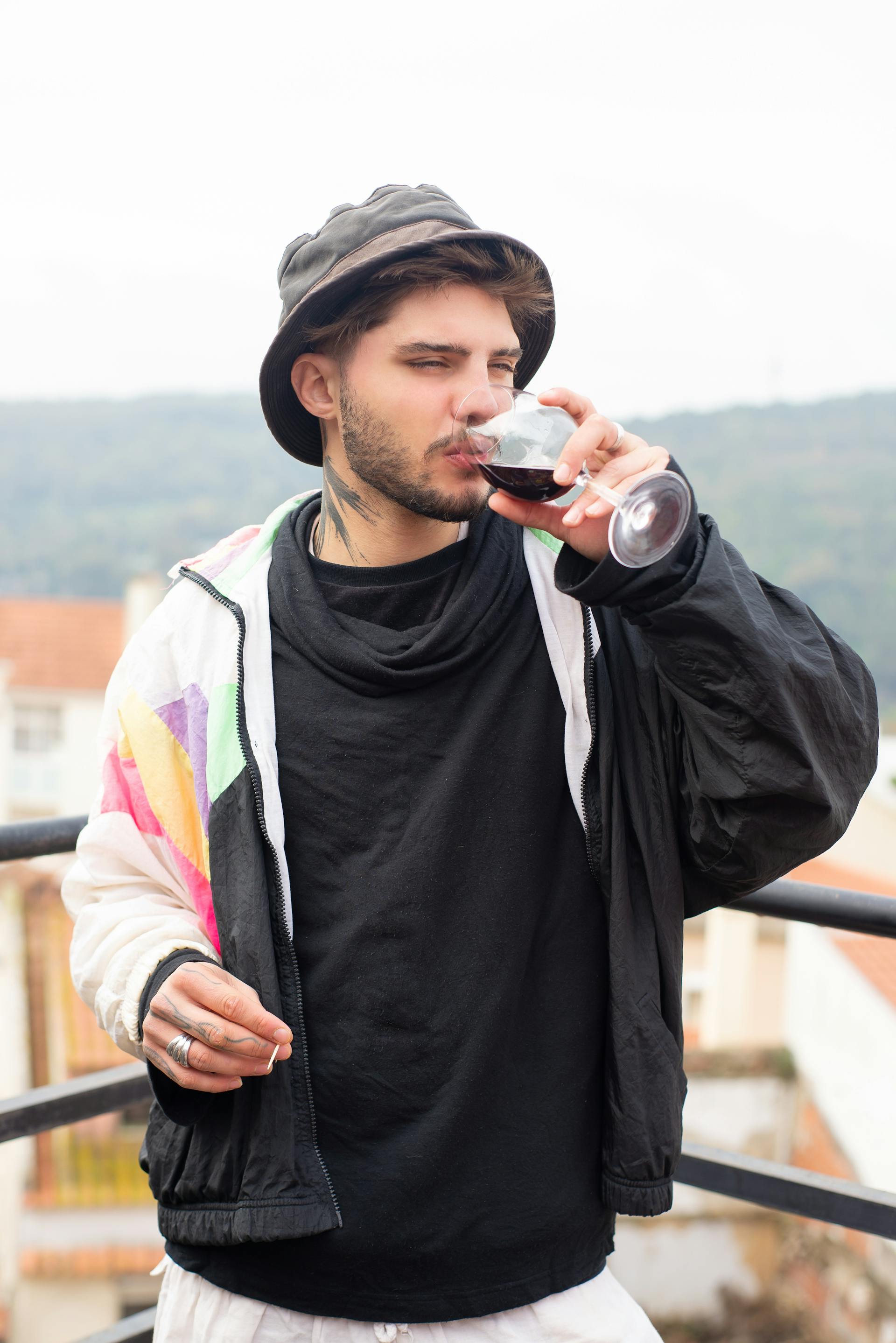 Un hombre bebiendo vino | Fuente: Pexels