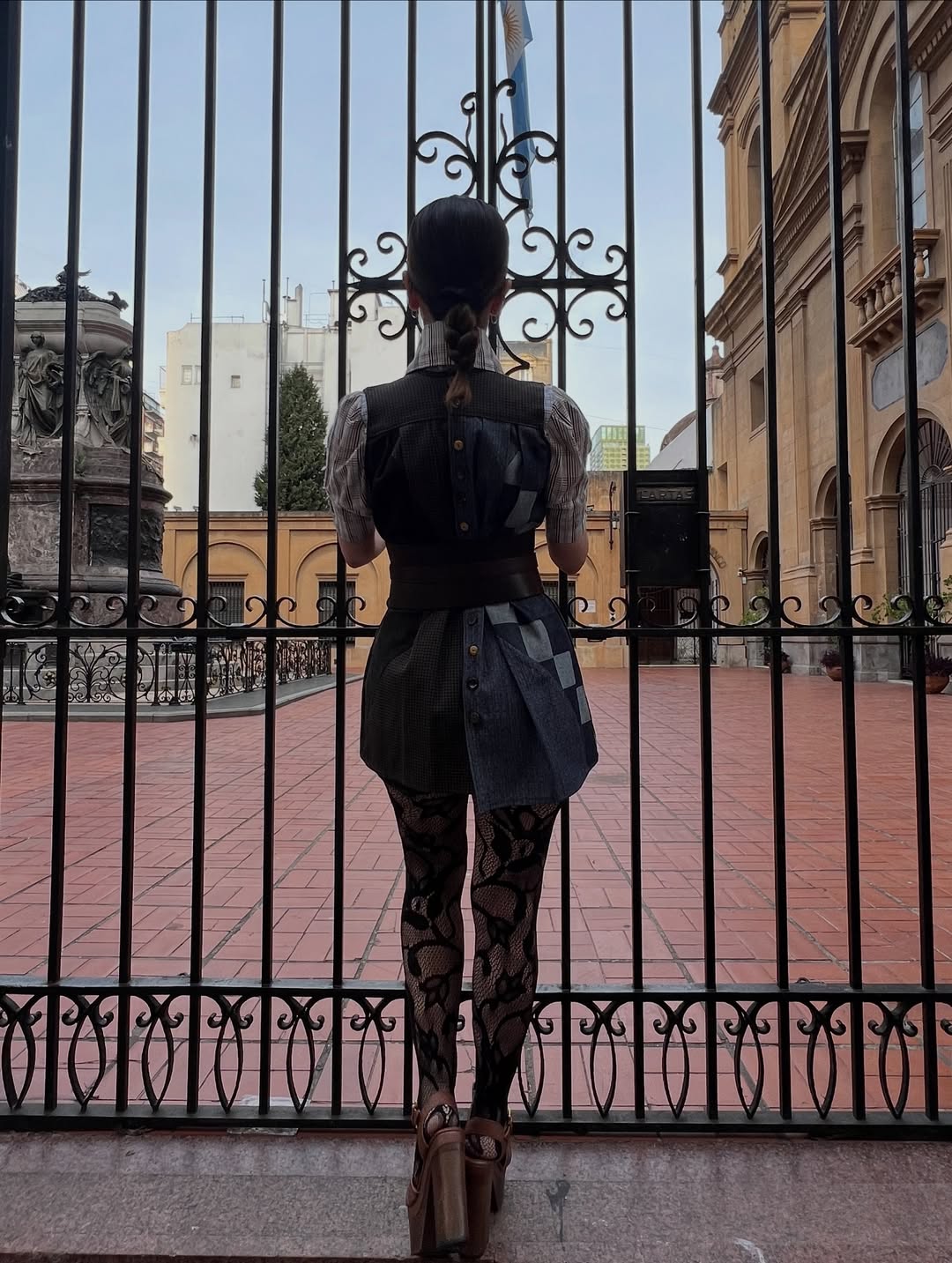 Natalia Oreiro mostrando su atuendo para el estreno de su nueva película | Fuente: Instagram/nataliaoreirosoy