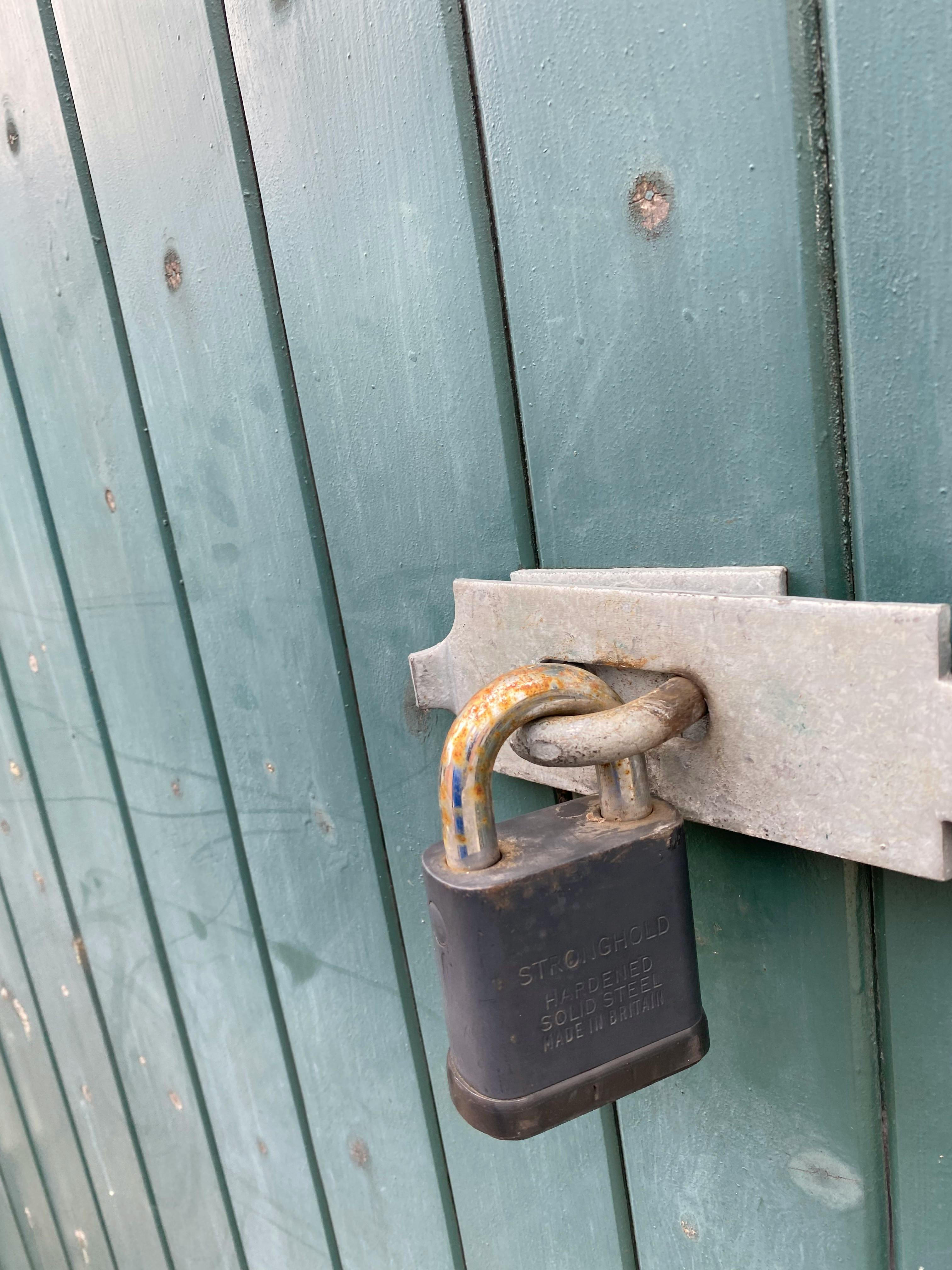 Una puerta cerrada | Fuente: Pexels