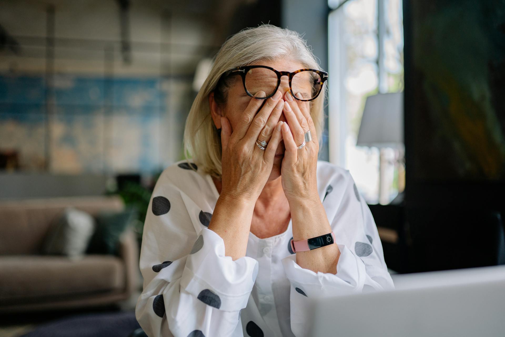 Una mujer angustiada cubriéndose la cara con las manos | Fuente: Pexels