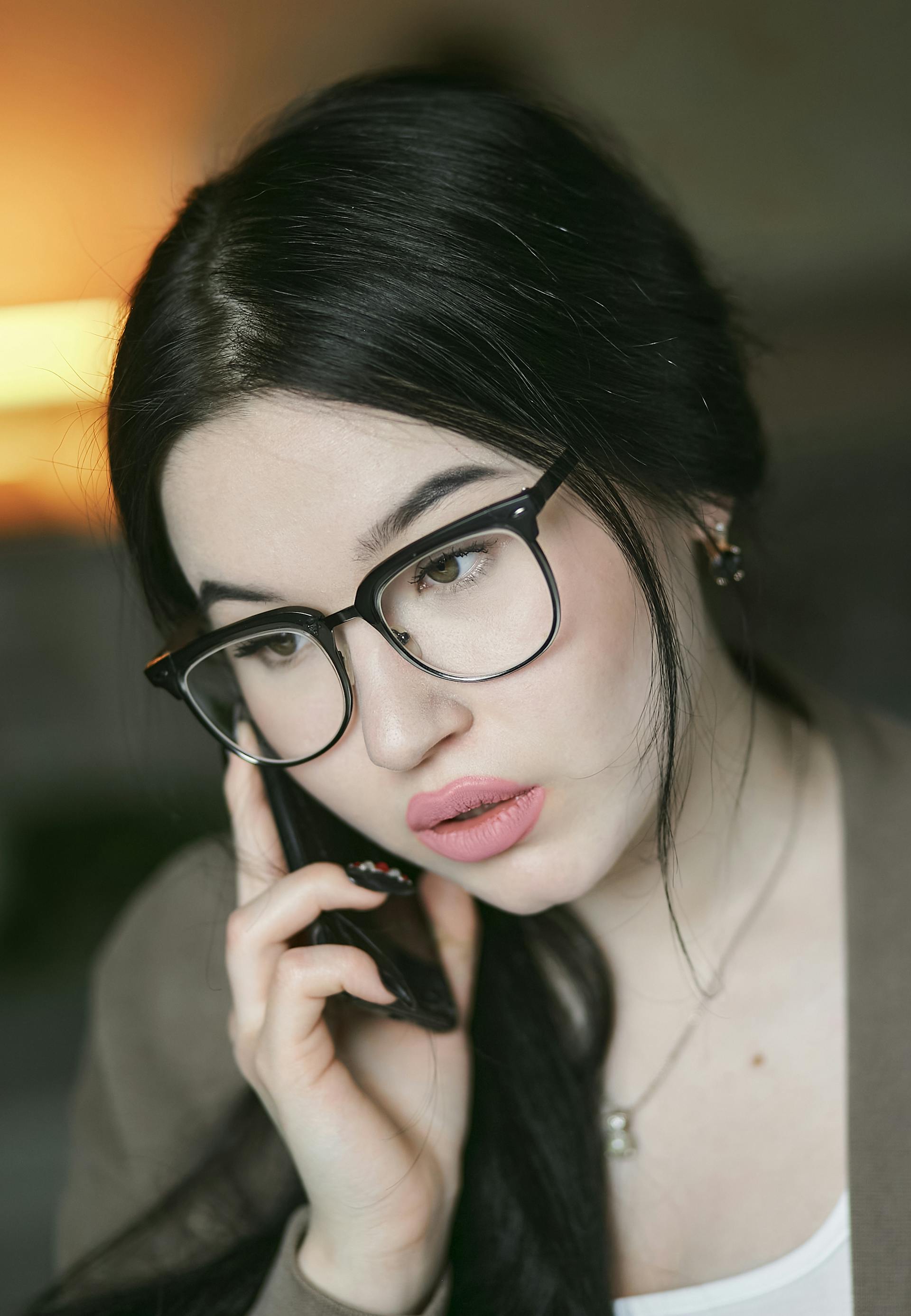 Una mujer hablando por teléfono | Fuente: Pexels