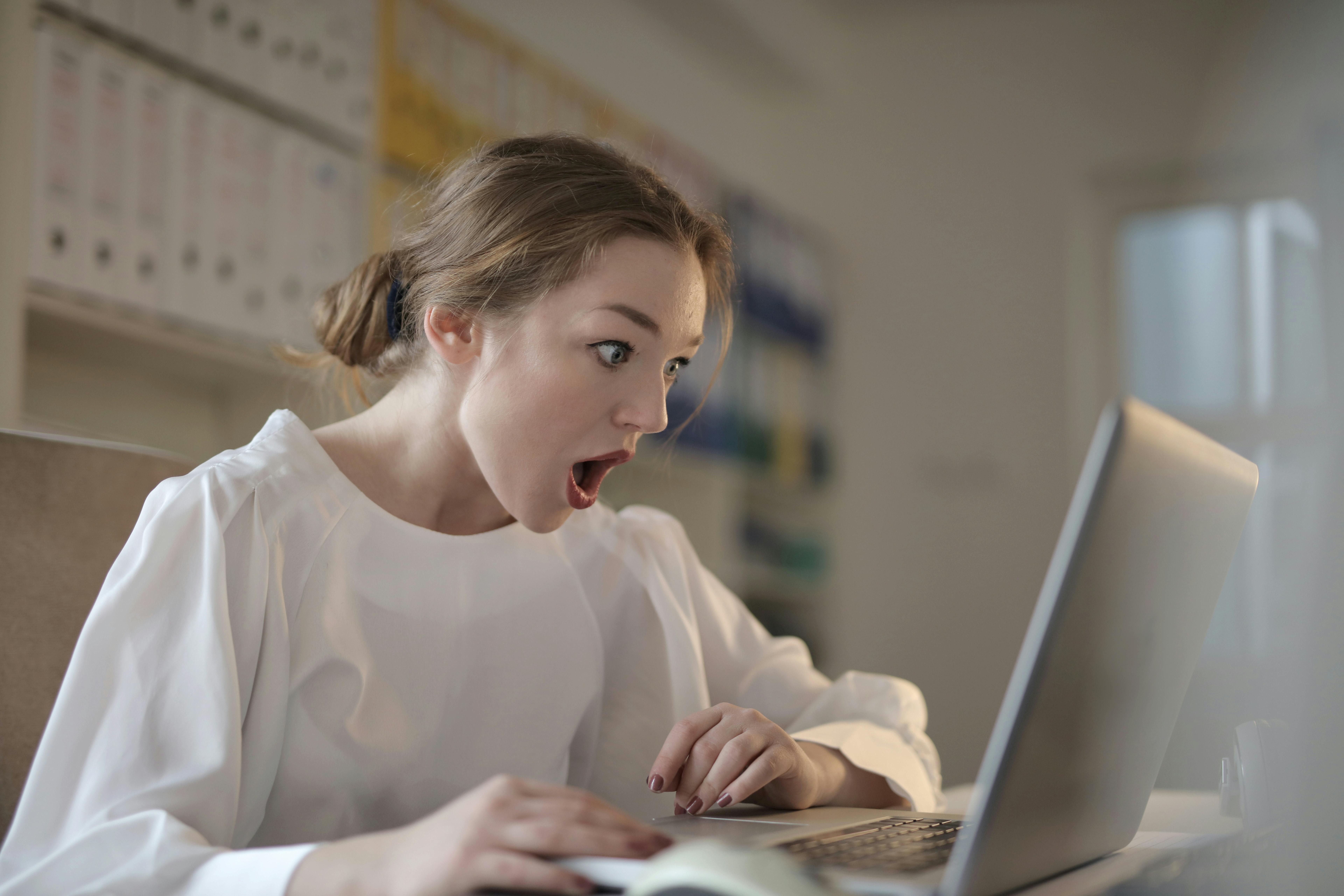 Una mujer sorprendida mirando la pantalla de un portátil | Fuente: Pexels