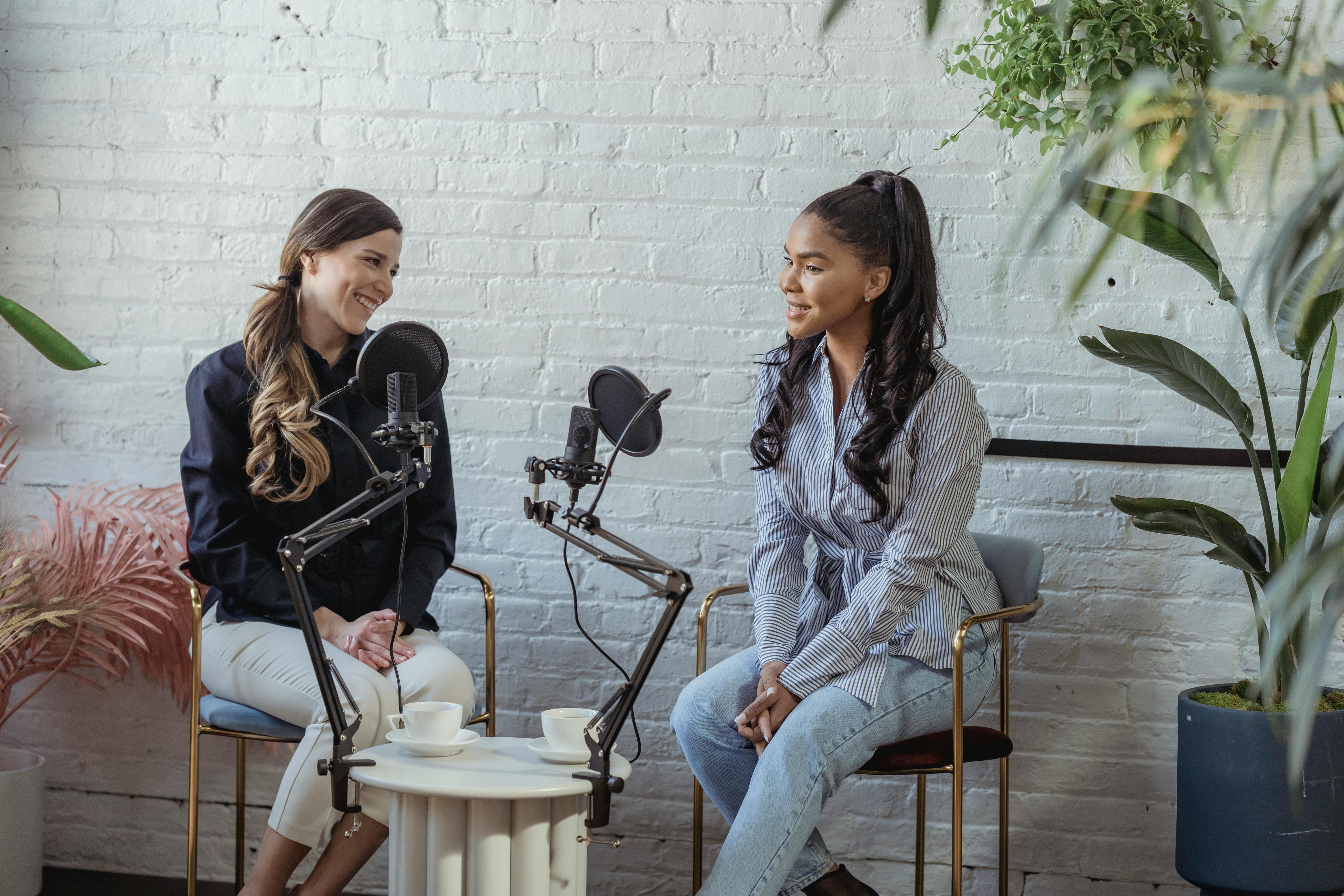 Dos mujeres grabando un podcast | Fuente: Pexels