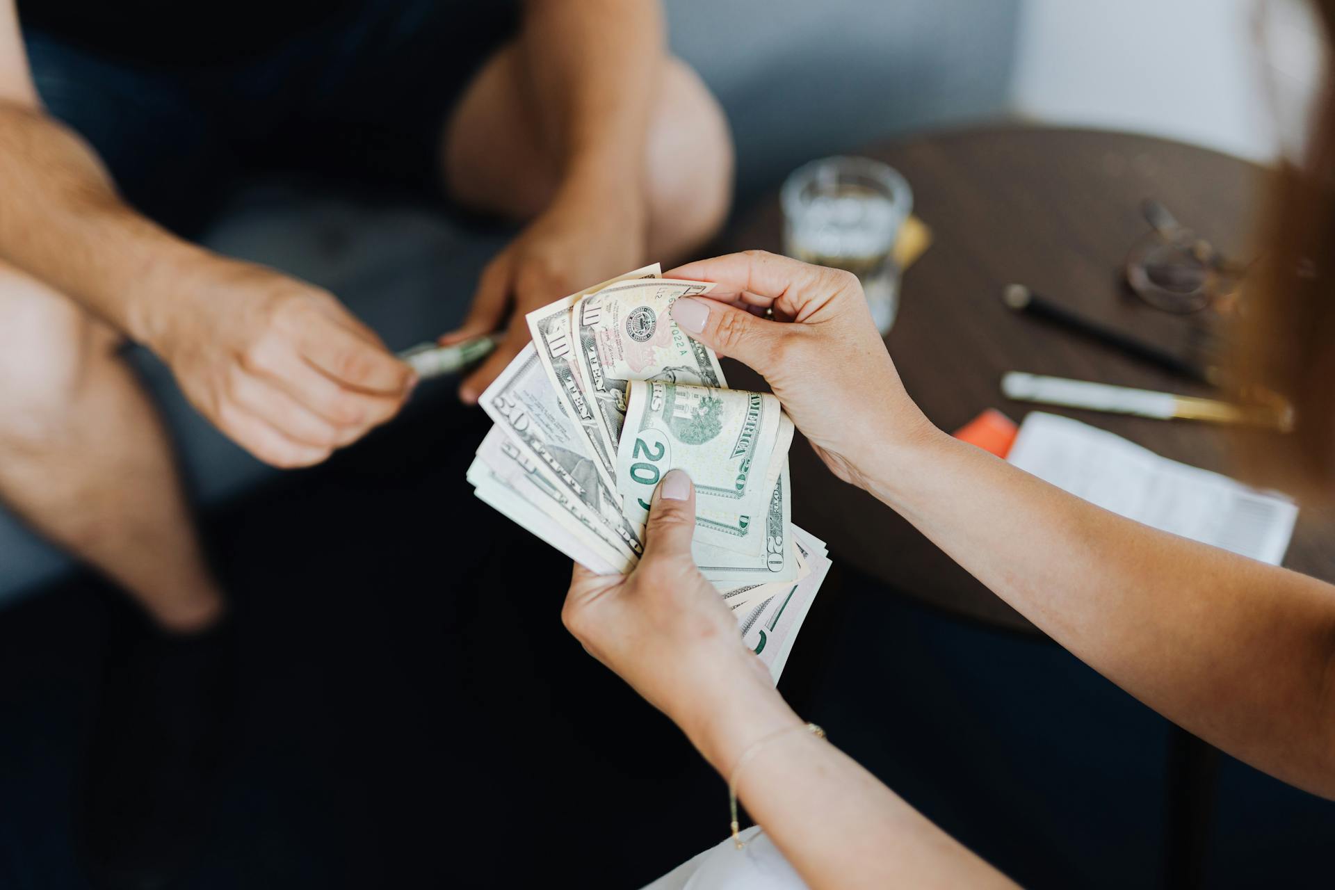 Una mujer contando dinero | Fuente: Pexels