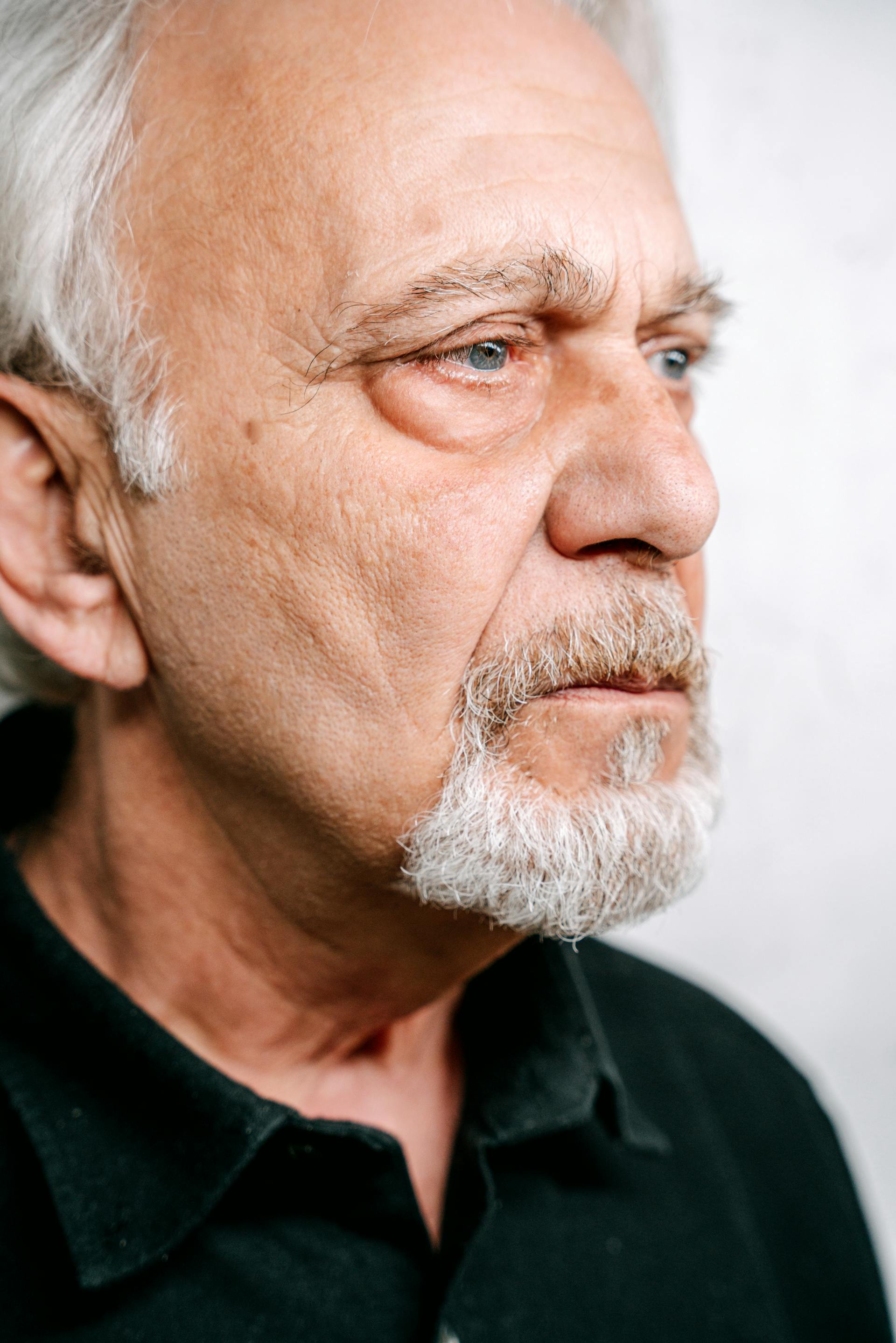 Un hombre mirando fijamente a alguien | Fuente: Pexels