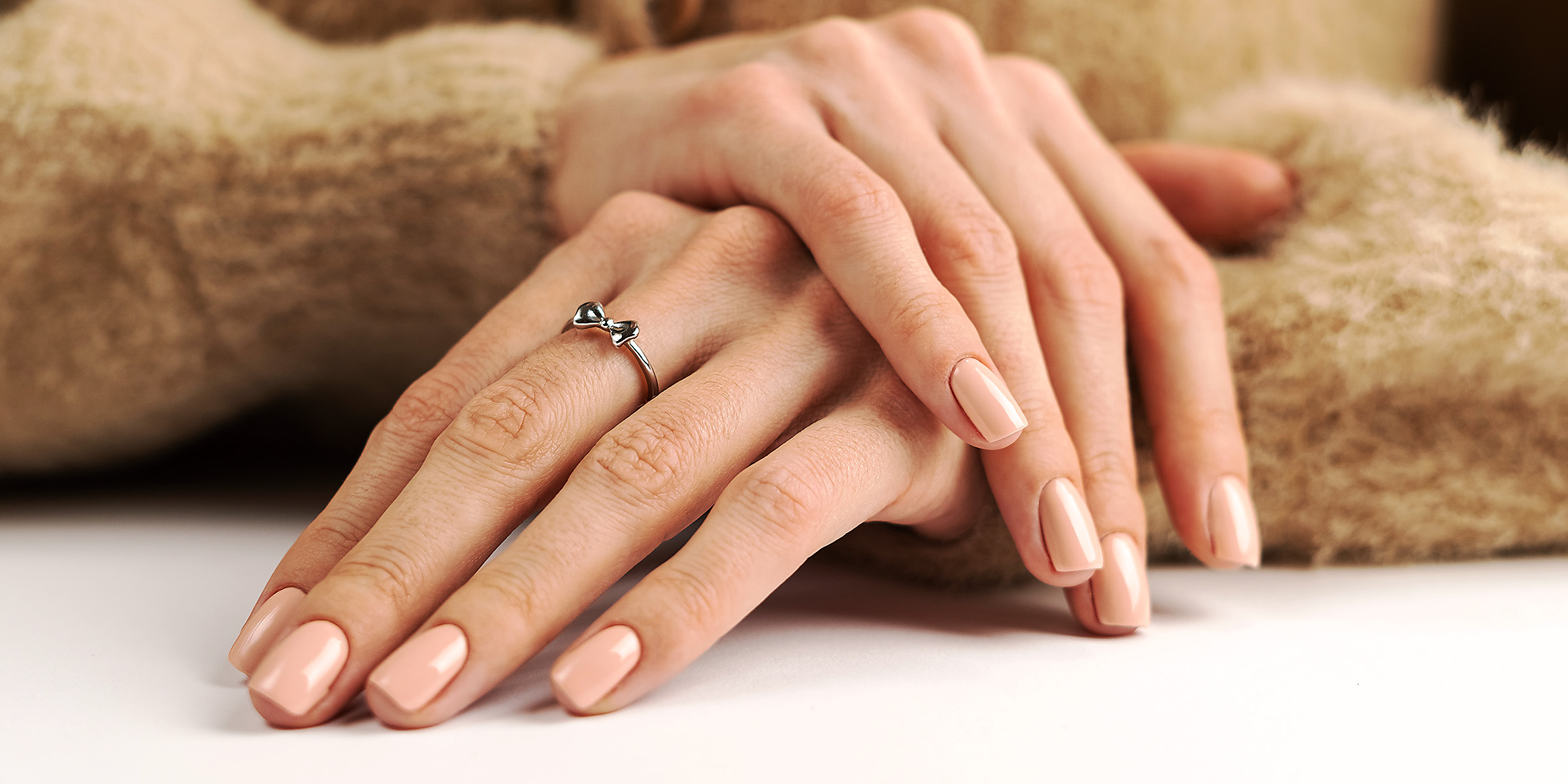 Una mujer con un anillo de plata | Fuente: Freepik