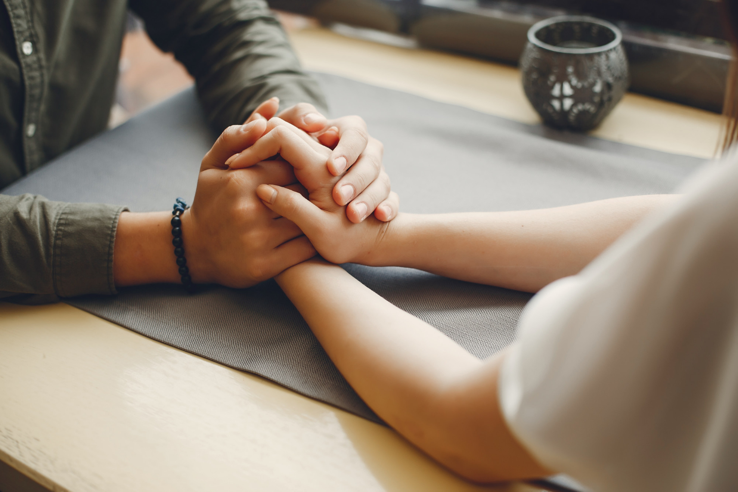 Una pareja tomada de la mano | Fuente: Freepik
