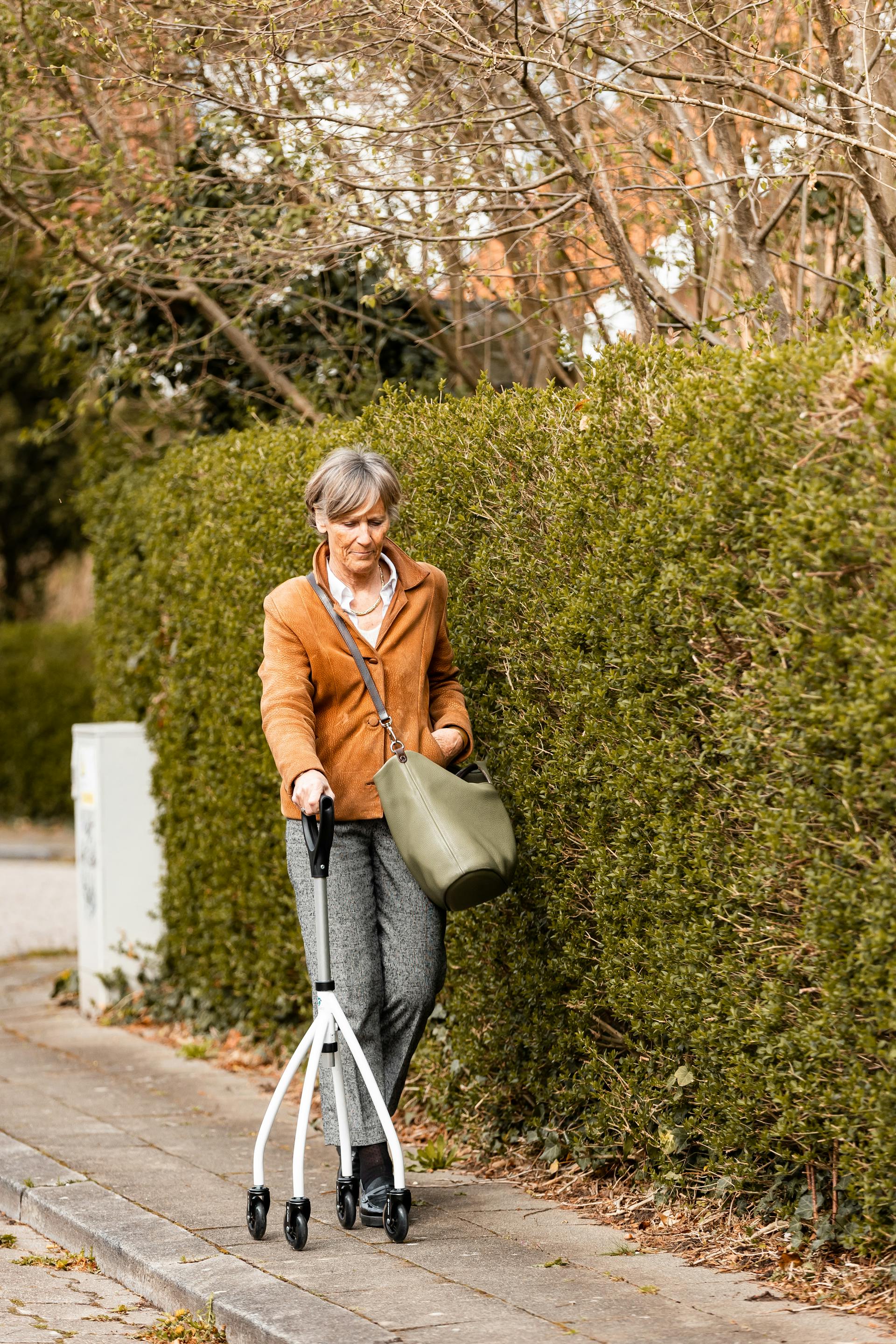Una mujer caminando por una acera | Fuente: Pexels